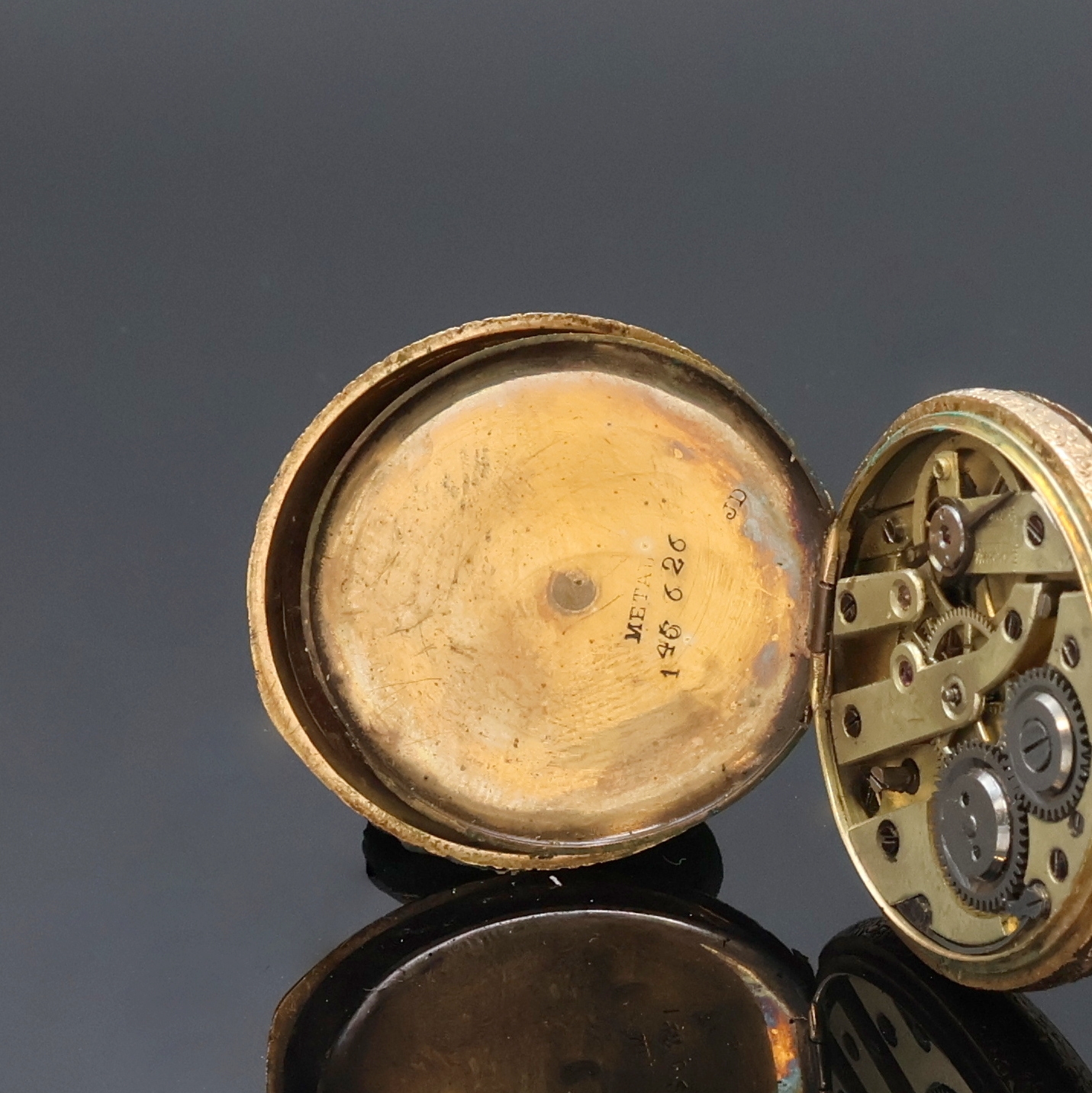 Detail j: Konvolut: 2 offene Damentaschenuhren in RG 585/000 und eine Kette in GG 585/000, Zylindertaschenuhren Schweiz um 1900, guill./grav. Gehäuse dell., ...