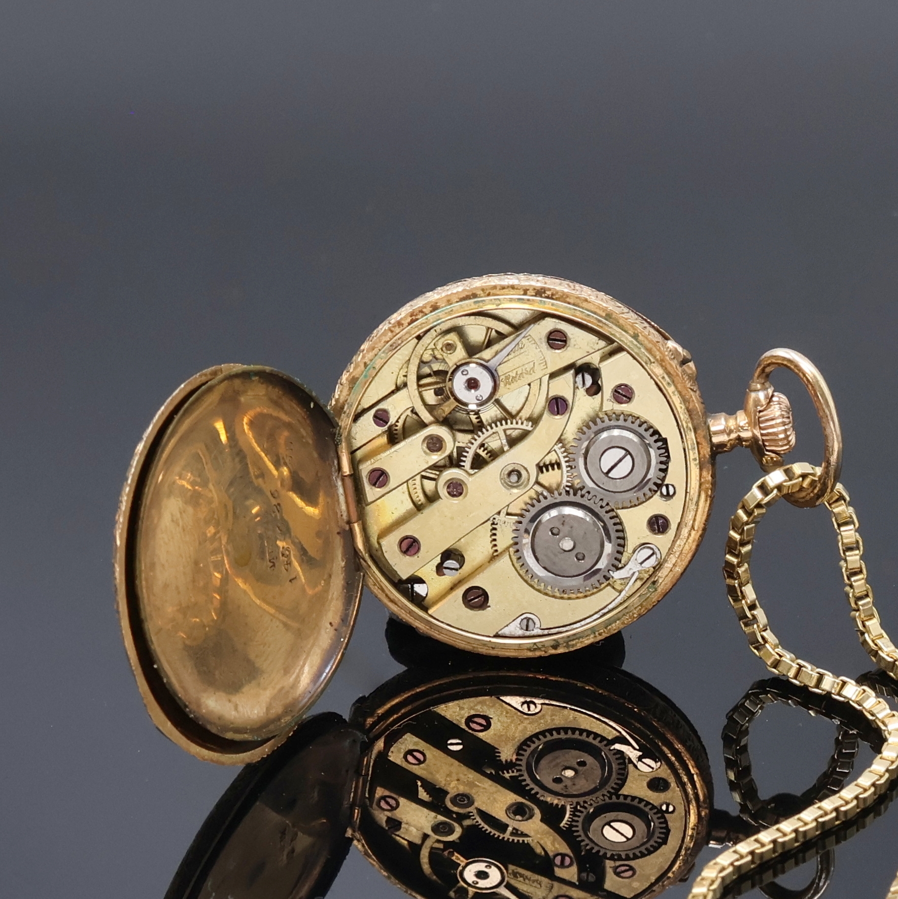 Detail k: Konvolut: 2 offene Damentaschenuhren in RG 585/000 und eine Kette in GG 585/000, Zylindertaschenuhren Schweiz um 1900, guill./grav. Gehäuse dell., ...
