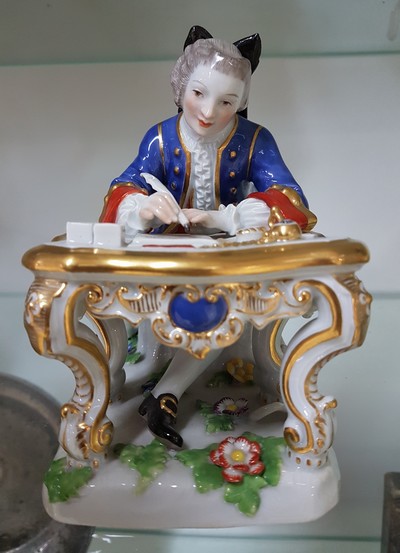 27070302a - Porzellanfigur, Meissen, 20.Jh., Porzellan, farbig gefasst, goldstaffiert, Kavalier in ...