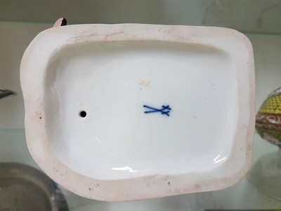 27070302g - Porzellanfigur, Meissen, 20.Jh., Porzellan, farbig gefasst, goldstaffiert, Kavalier in ...