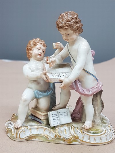 27070308a - Porzellangruppe, Allegorie der Arithmetik, Meissen, Entw. Michel Victor Acier, Knaufzeit ...