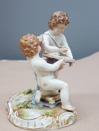 27070308b - Porzellangruppe, Allegorie der Arithmetik, Meissen, Entw. Michel Victor Acier, Knaufzeit ...