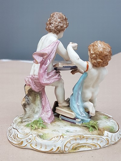 27070308c - Porzellangruppe, Allegorie der Arithmetik, Meissen, Entw. Michel Victor Acier, Knaufzeit ...