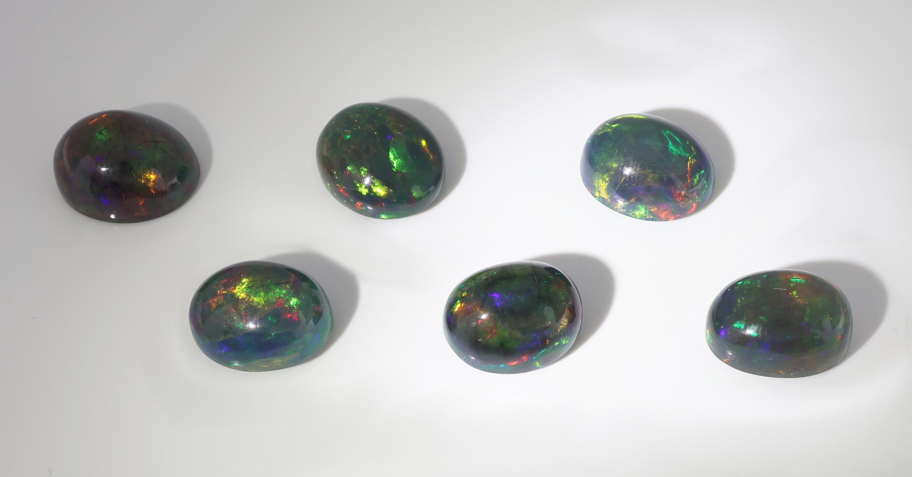 Image 27070407 - Lot 6 lose Opalcabochons, 27.82 ct, Schwarzopal mit schönem Farbspiel in Grün, Orange ...