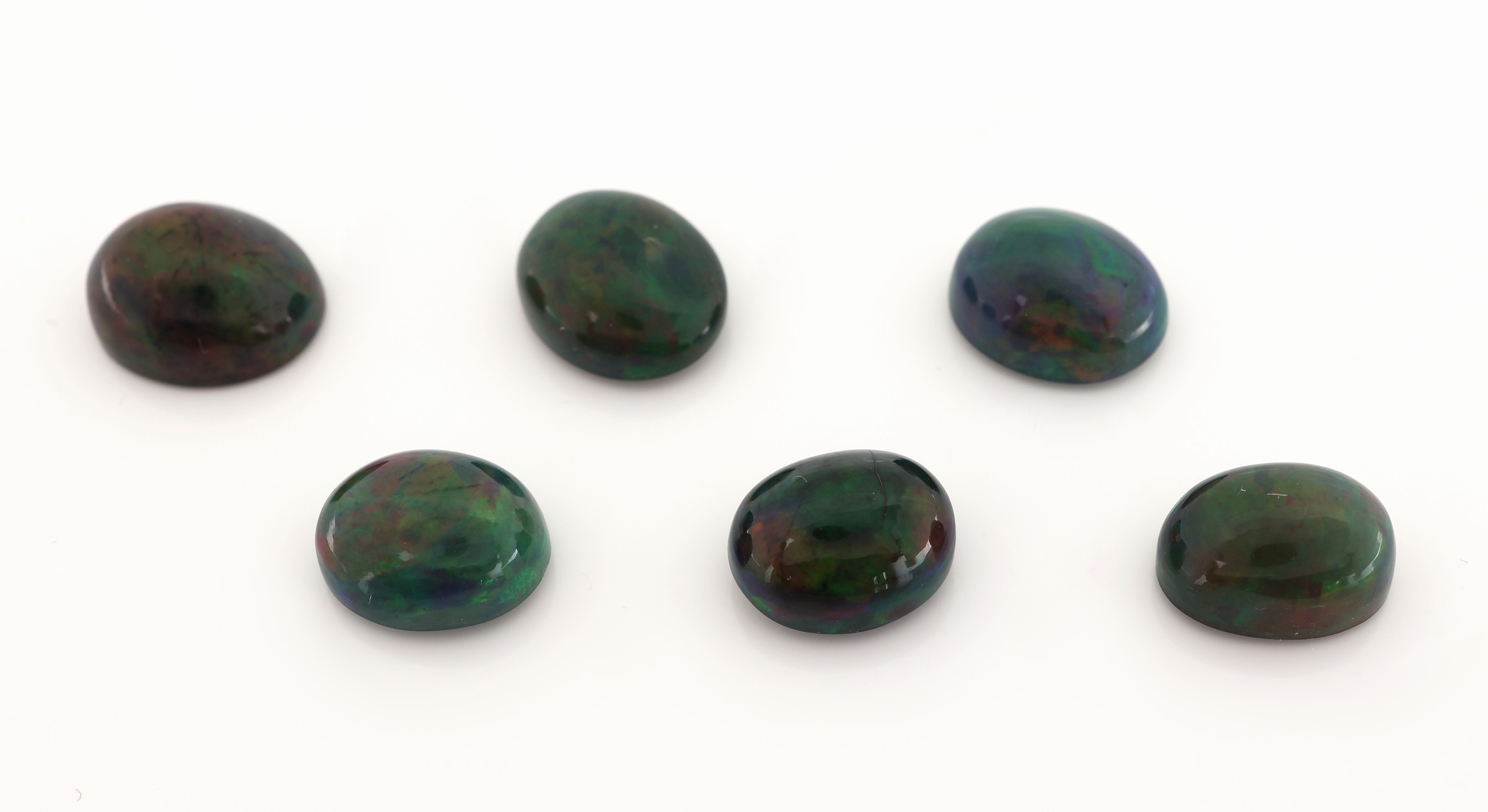 Detail a: Lot 6 lose Opalcabochons, 27.82 ct, Schwarzopal mit schönem Farbspiel in Grün, Orange und Blau, wohl beh.