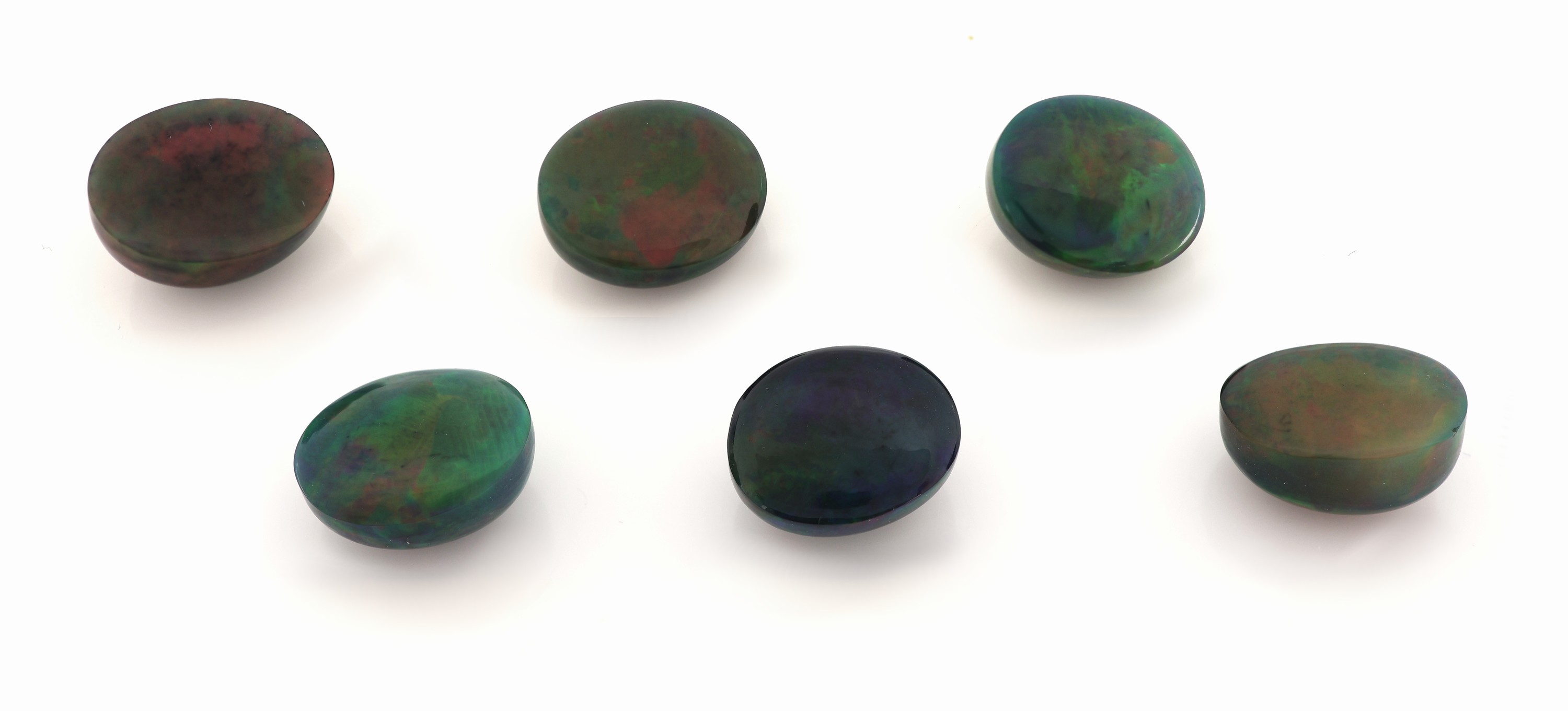 Detail b: Lot 6 lose Opalcabochons, 27.82 ct, Schwarzopal mit schönem Farbspiel in Grün, Orange und Blau, wohl beh.