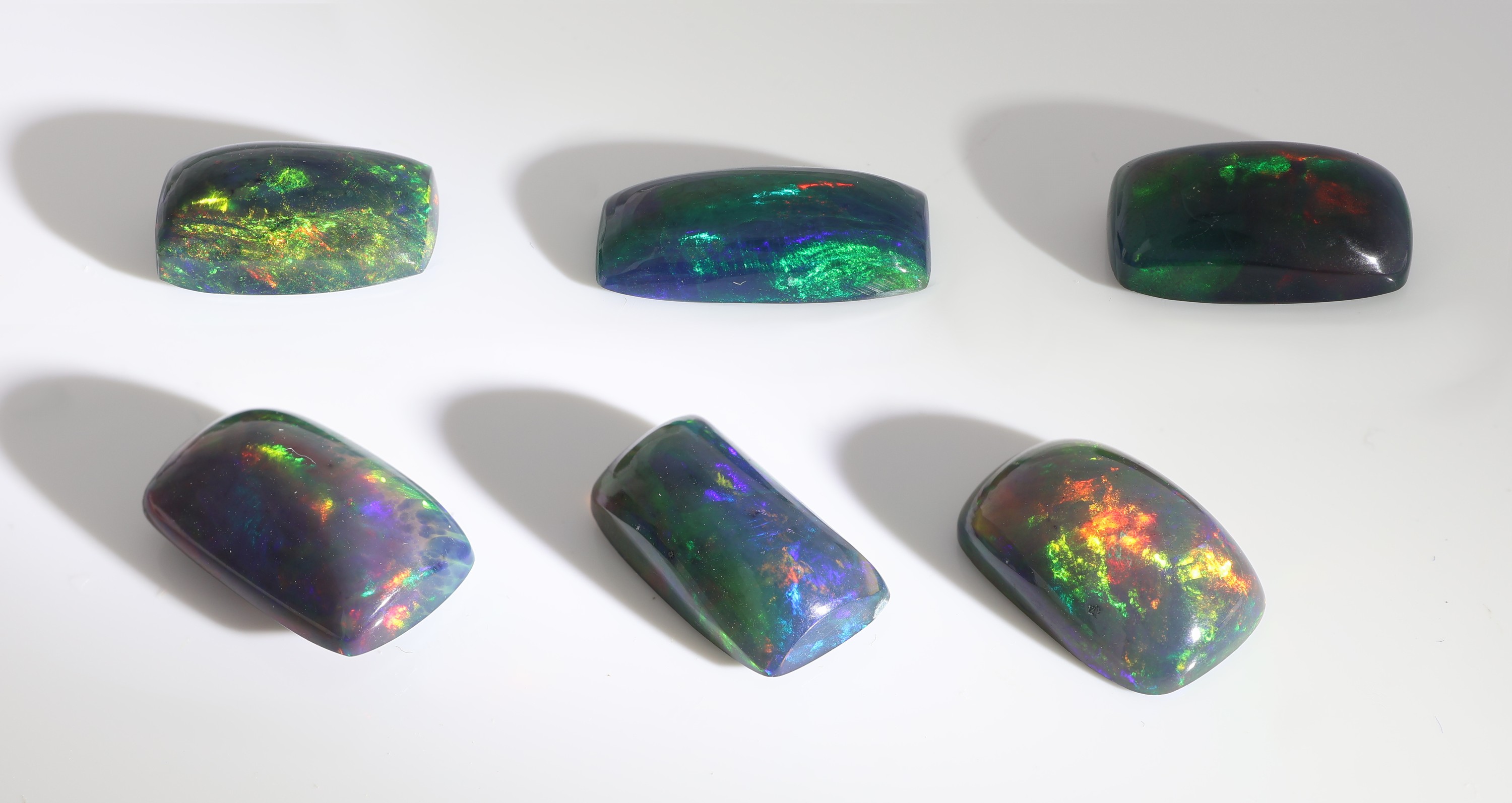 Detail a: Lot 6 lose Opalcabochons, 17.22 ct, Schwarzopal mit schönem Farbspiel in Grün, Orange und Blau, wohl beh.