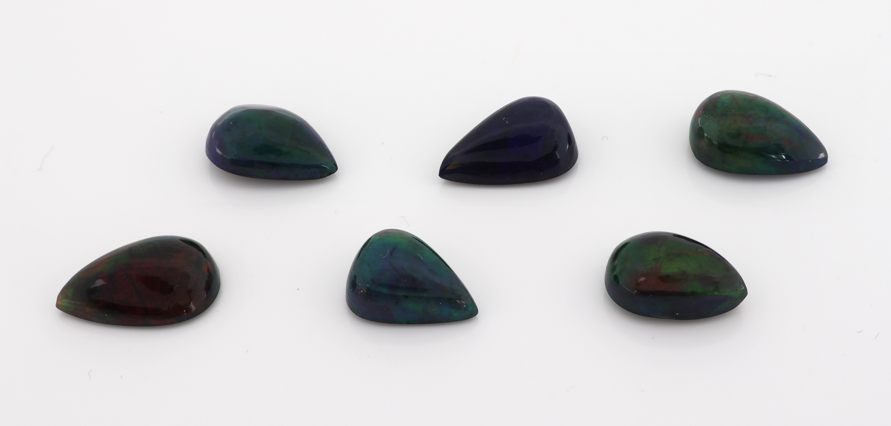 Detail a: Lot 6 lose Opalcabochons, 18.12 ct, Schwarzopal mit schönem Farbspiel in Grün, Orange und Blau, wohl beh., Tropfen