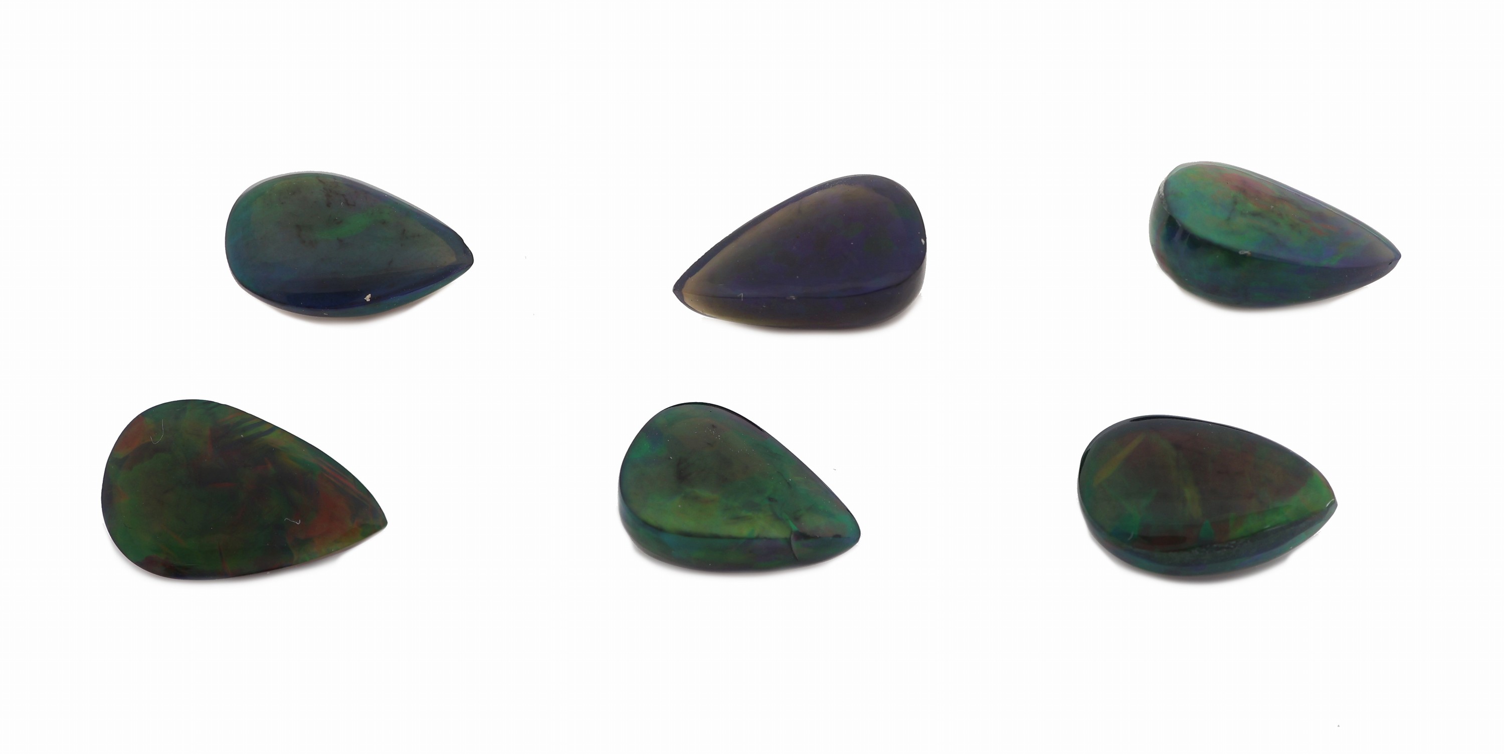 Detail b: Lot 6 lose Opalcabochons, 18.12 ct, Schwarzopal mit schönem Farbspiel in Grün, Orange und Blau, wohl beh., Tropfen