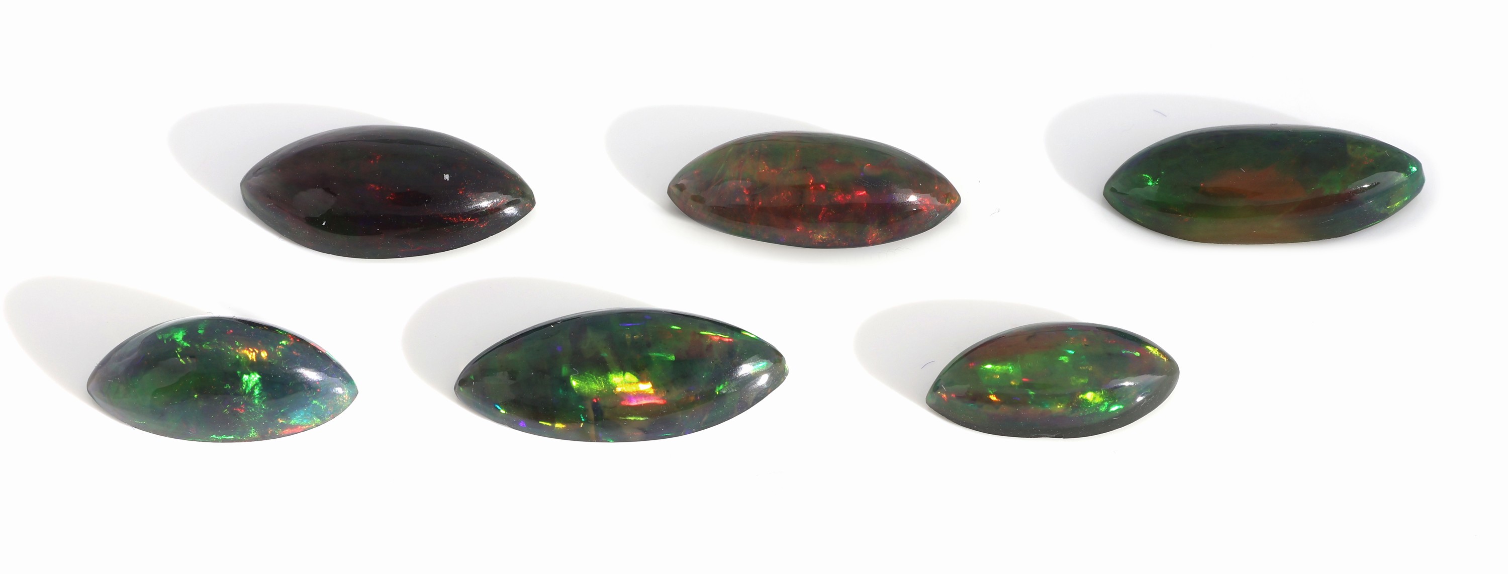 Detail b: Lot 6 lose Opalcabochons, 16.73 ct, Schwarzopal mit schönem Farbspiel in Grün, Orange und Blau, wohl beh., Navette