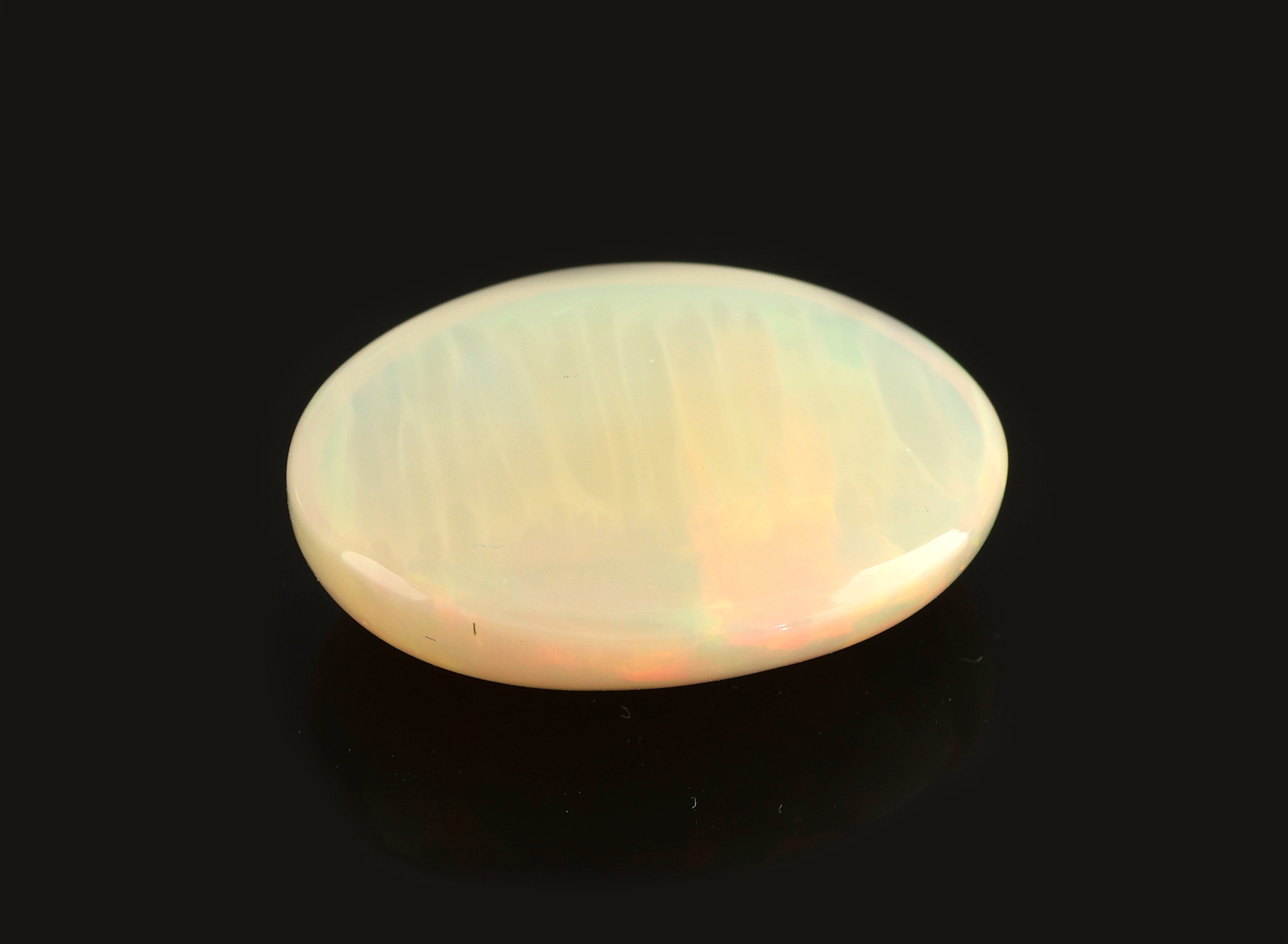 Detail a: Loser weißer Opal, 9.06 ct, Fundort: Äthiopien, Maße ca. 19.6 x 14.2 x 6.5 mm, trockenrissig