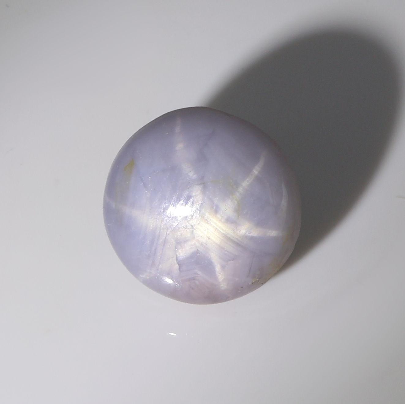 Image 27070492 - Loser Sternsaphir, 5.26 ct, rund, Fundort Sri Lanka, Maße 9.5 x 9.2 x 5.5 mm ...