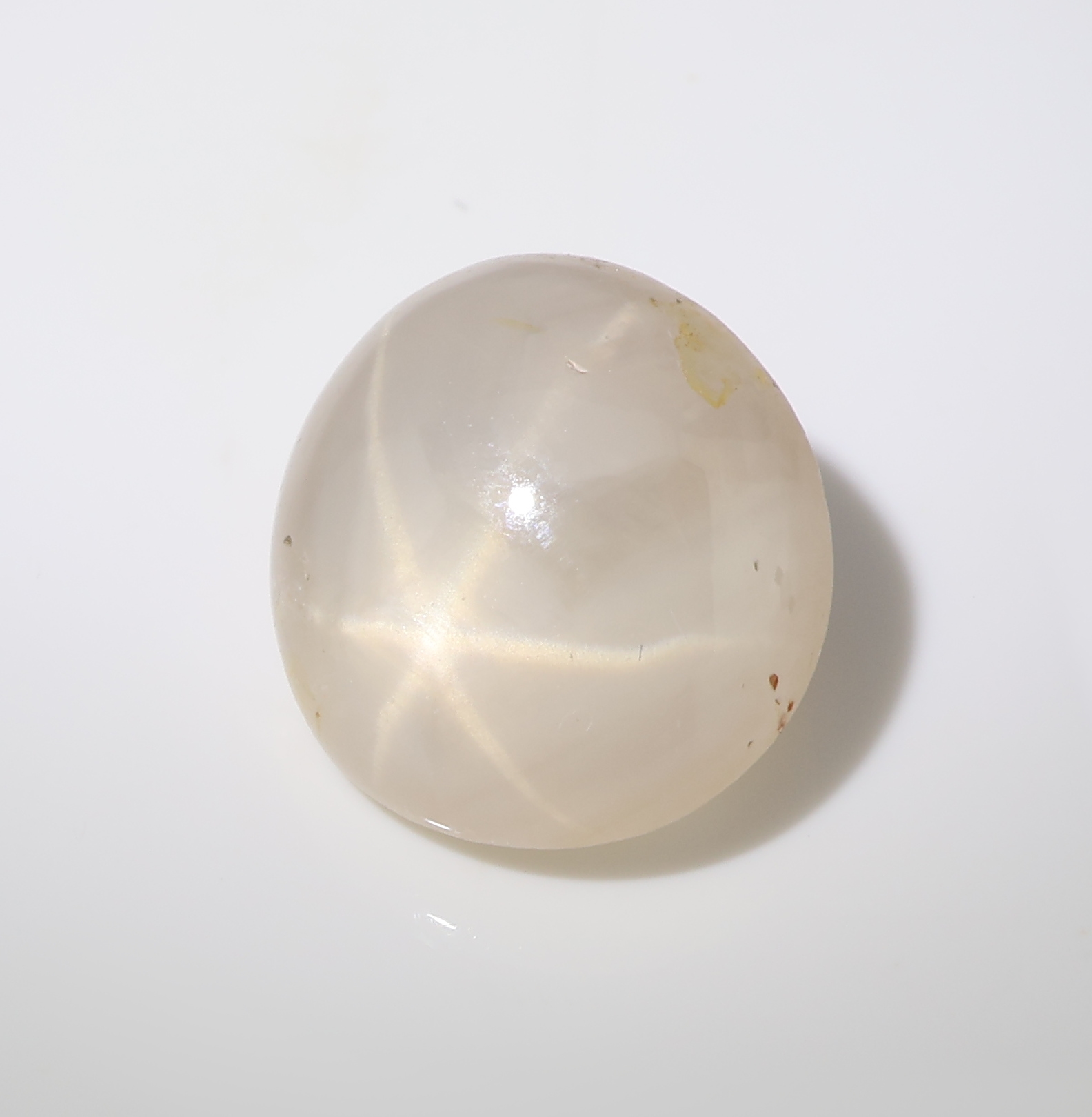 Image 27070494 - Loser Sternsaphir, 5.23 ct, rund, Fundort Sri Lanka, Maße 9.8 x 9.6 mm Schätzpreis: ...