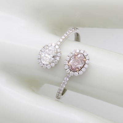 27070482a - Ring mit Diamanten und Brillanten, WG 750/000, versetzt u. offen gearb., 1 ovaler Diam. ...