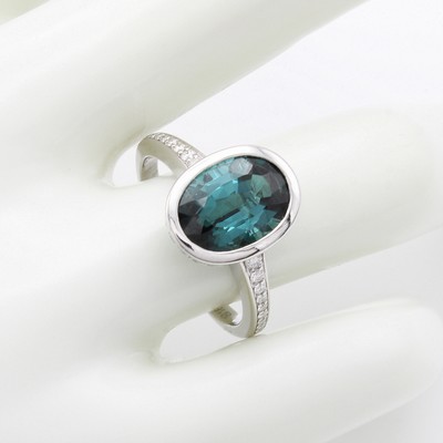 27070484a - Ring mit Indigolith und Brillanten, WG 750/000, ovaler, fac. Indigolith in glatter ...