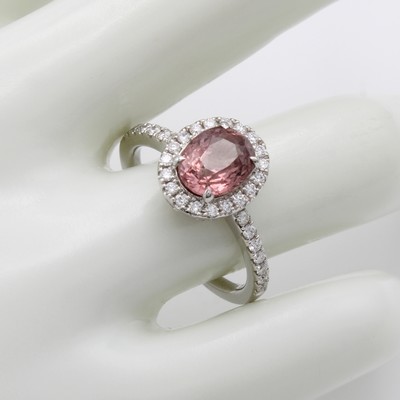 27070488a - Ring mit Saphir und Brillanten, WG 750/000, ovaler, fac. Padparadscha-Turmalin ca. 2.14 ...