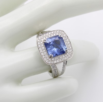 27070489a - Ring mit Saphir und Brillanten, WG 750/000, achteck. Saphir ca. 5.09 ct, 130 Brill. zus. ...