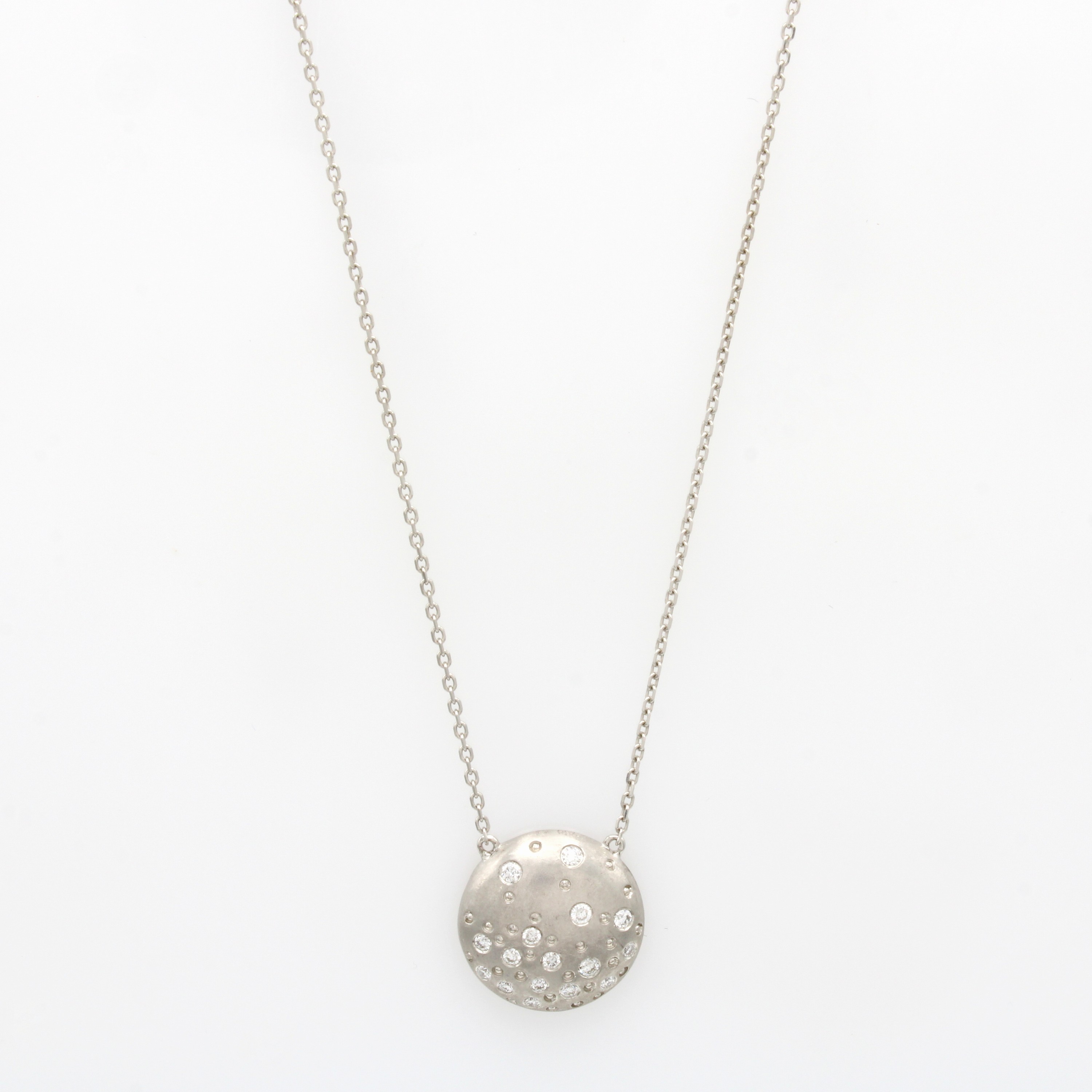 Image 27070500 - Collier mit Brillanten, WG 750/000, runder Anhänger z.T. matt., 16 Brill. gestreut gef. ...