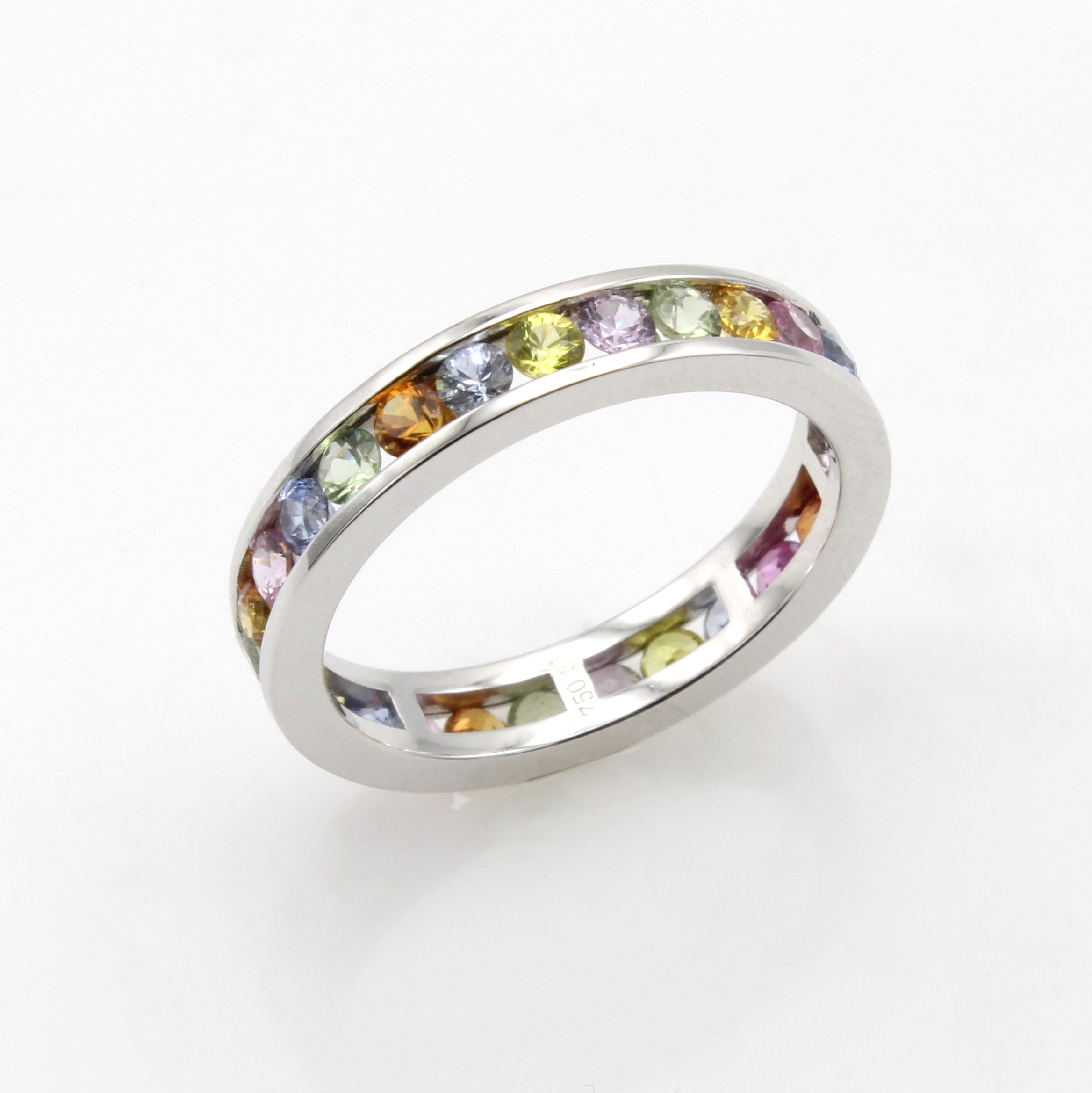 Image 27070513 - Memoryring mit Saphiren, WG 750/000, 27 fancy Saphire in Kanalfassung zus. ca. 1.96 ct, ...