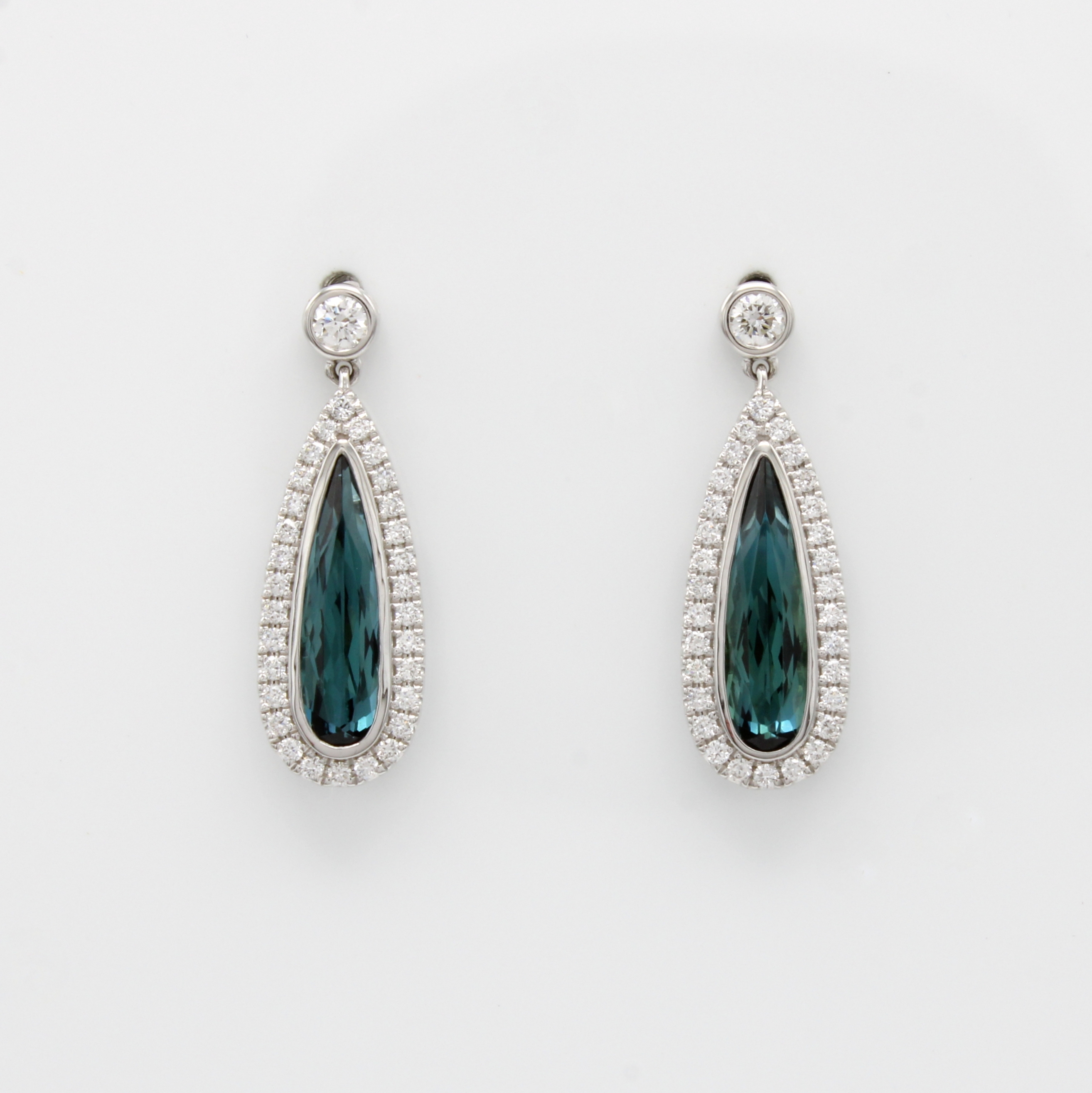 Image 27070527 - Paar Ohrstecker mit Indigolithen und Brillanten, WG 750/000, 2 fac. Indigolith- tropfen ...