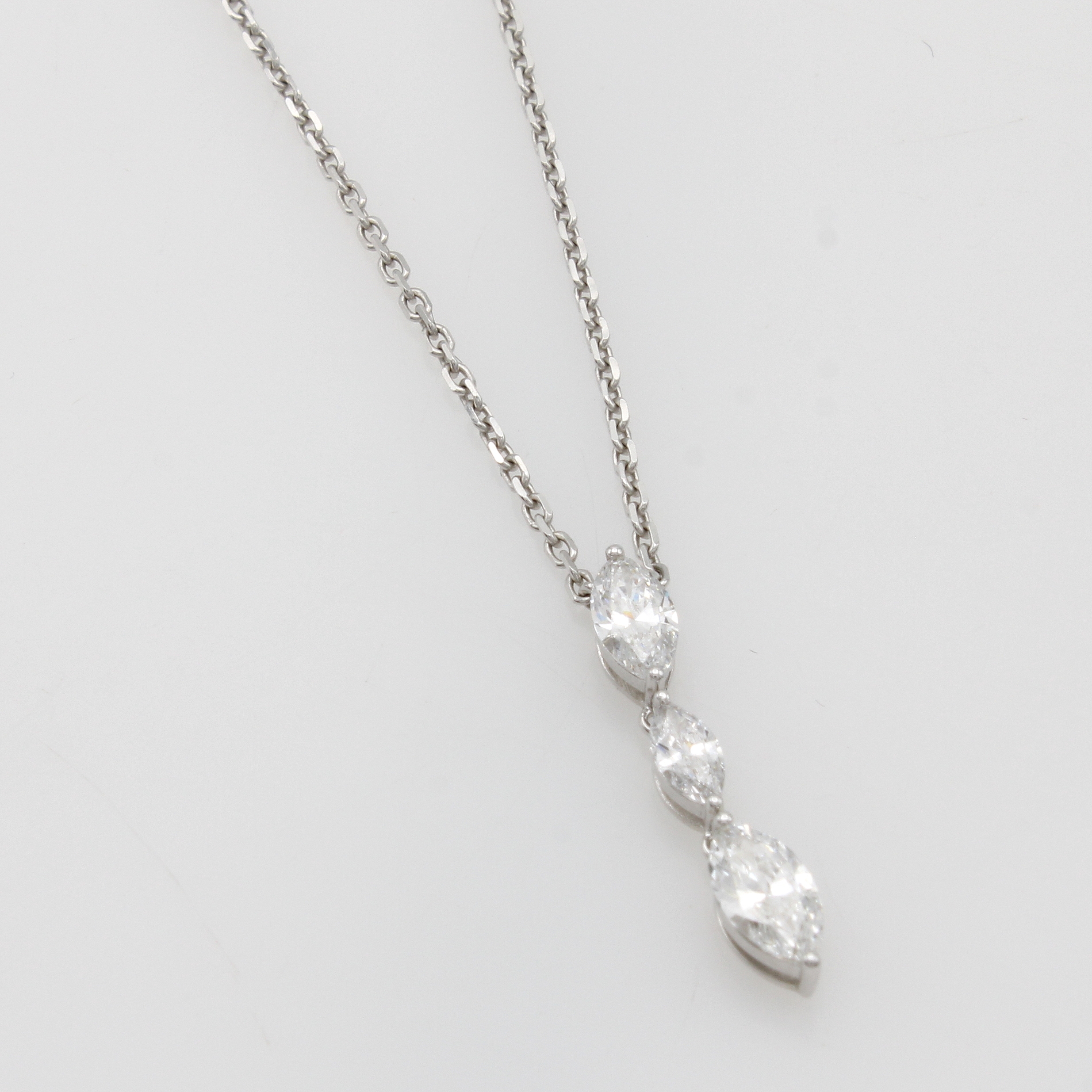 Image 27070534 - Collier mit Diamanten, WG 750/000, 3 Diamantnavettes zus. ca. 0.63 ct feines Weiß/ vs, ...