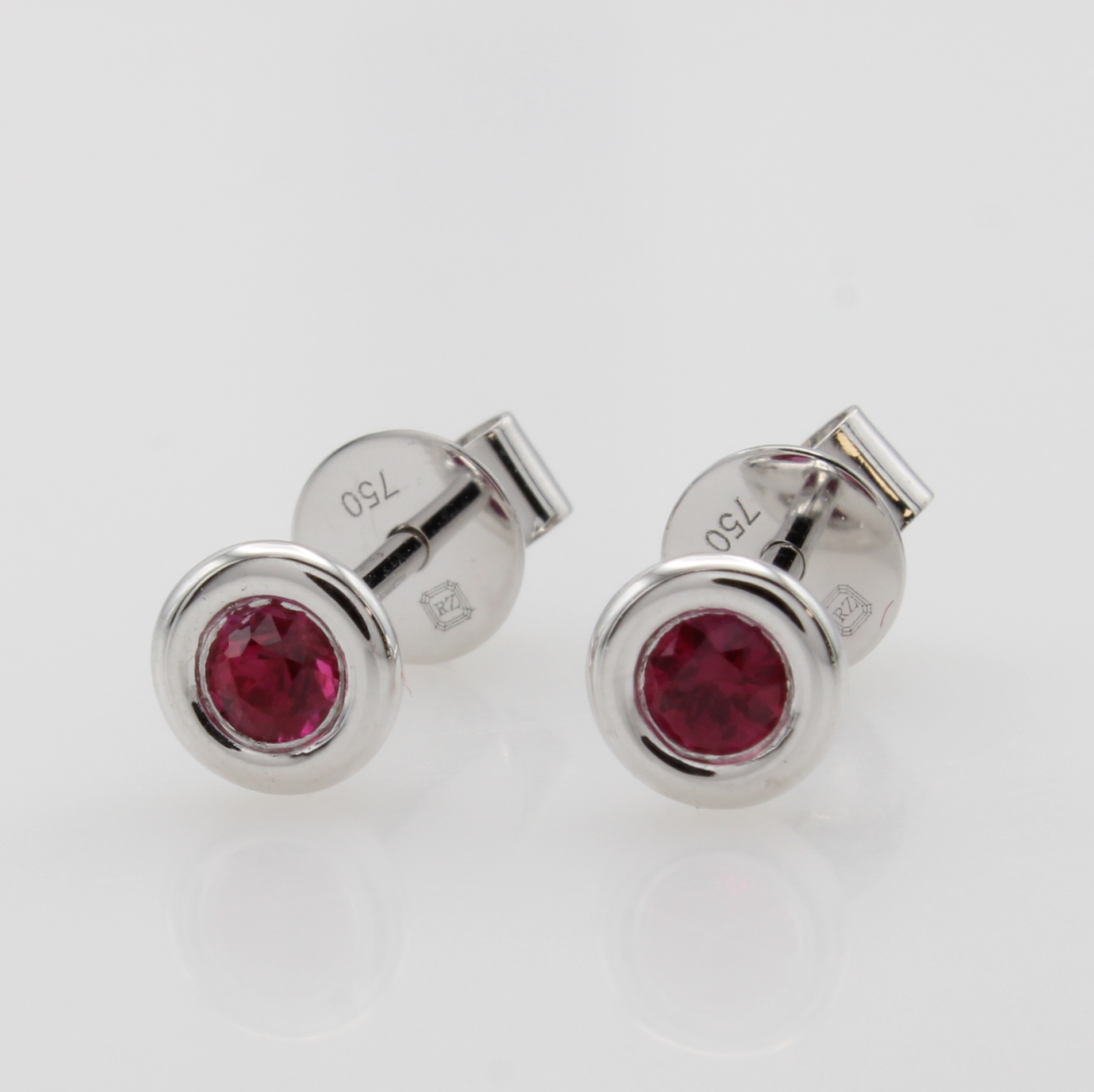 Image 27070536 - Paar Ohrstecker mit Rubinen, WG 750/000, 2 fac. Rubine in glatter Fassung zus. ca. 0.21 ...