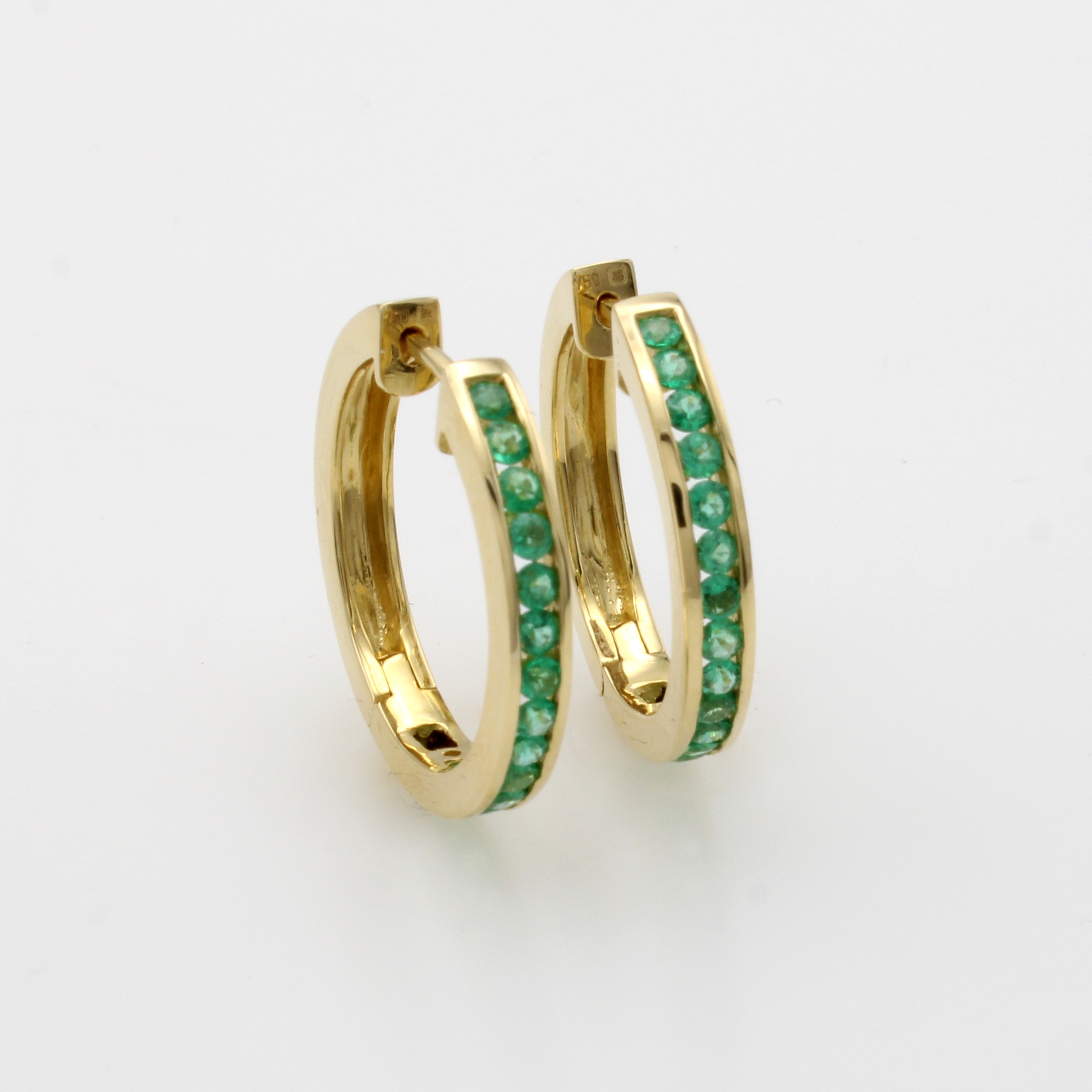 Image 27070537 - Paar Klappcreolen mit Smaragden, GG 750/000,30 fac. Smaragde in Kanalfassung zus. ca. ...