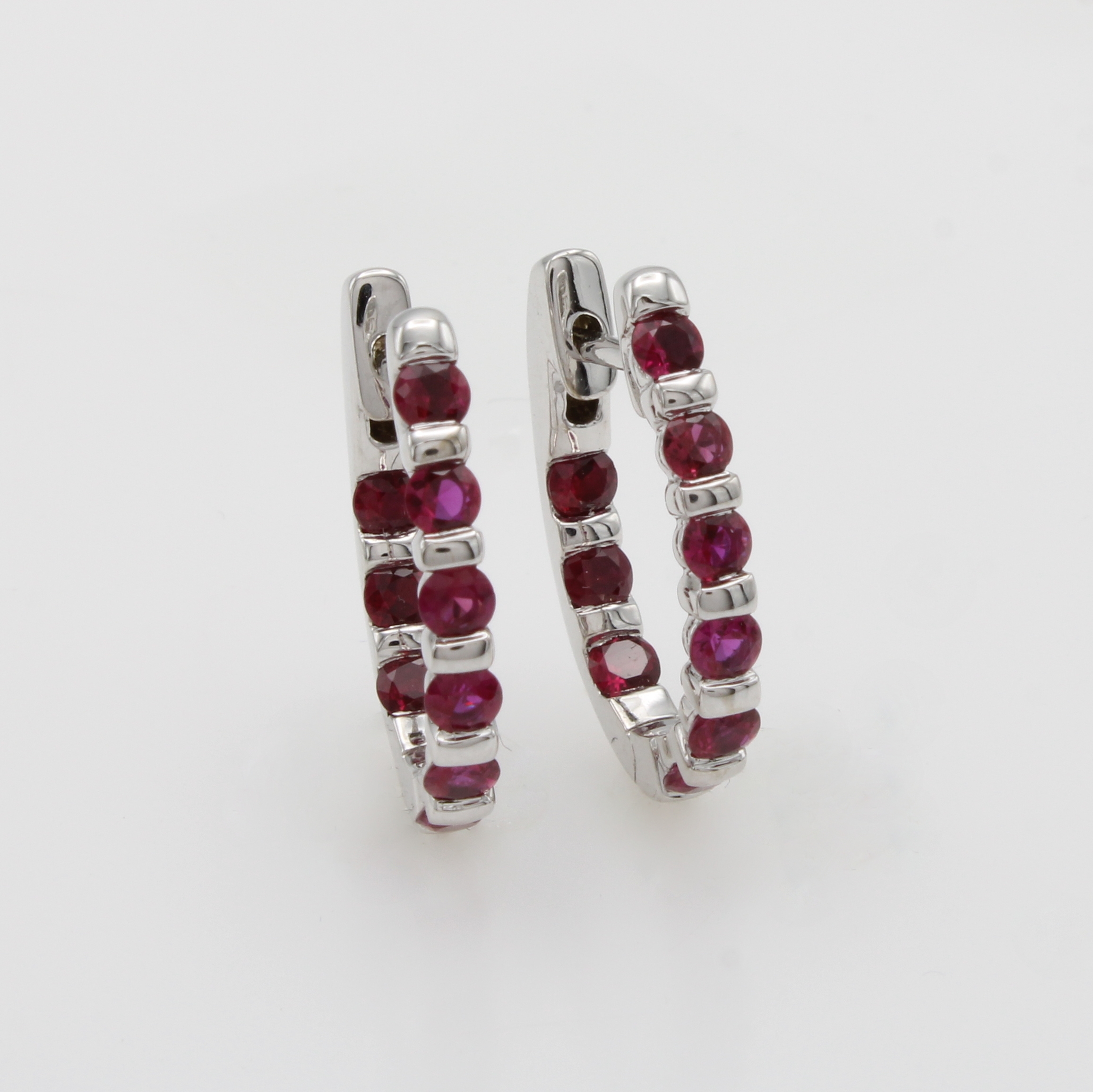 Image 27070538 - Paar Klappcreolen mit Rubinen, WG 750/000, ovale Form, 18 fac. Rubine zus. ca. 1.40 ct ...