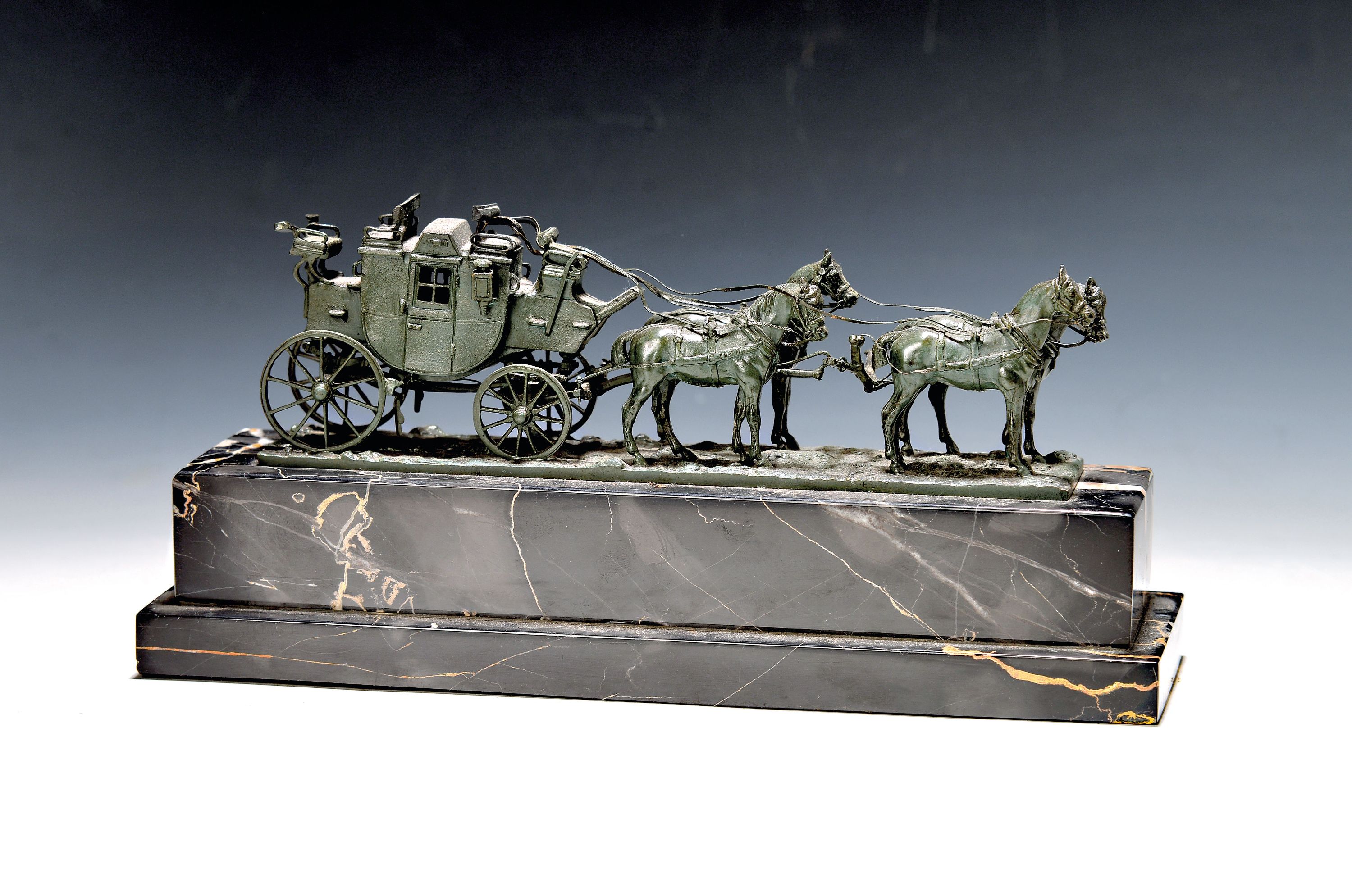 Vierspänner/Kutsche, Wiener Bronze, wohl Bergmann, Kutsche, bez. geschützt und num. 4472 und Austria, patiniert, auf rechteckigem Marmorsockel, ca. ...