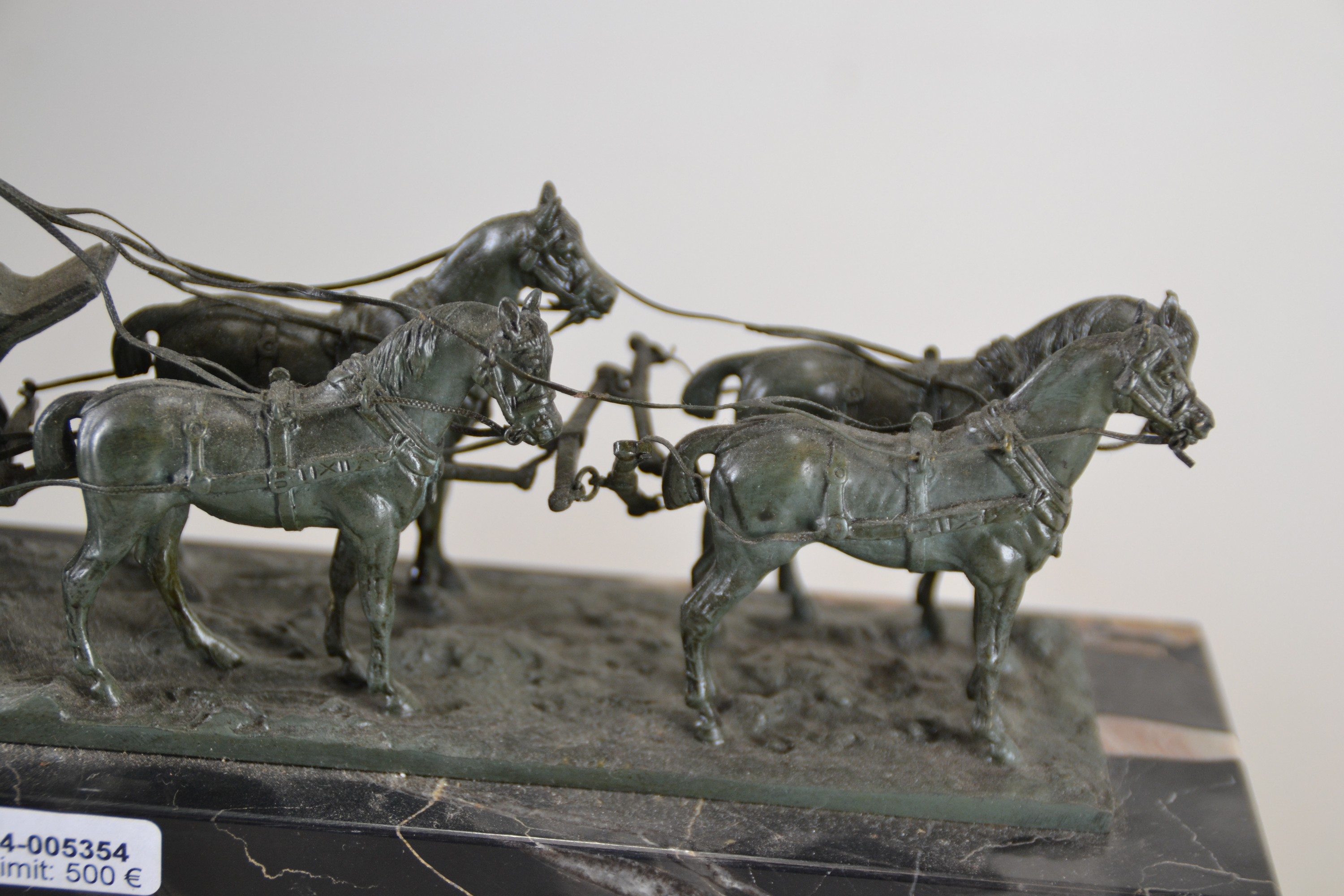 Detail b: Vierspänner/Kutsche, Wiener Bronze, wohl Bergmann, Kutsche, bez. geschützt und num. 4472 und Austria, patiniert, auf rechteckigem Marmorsockel, ca. ...