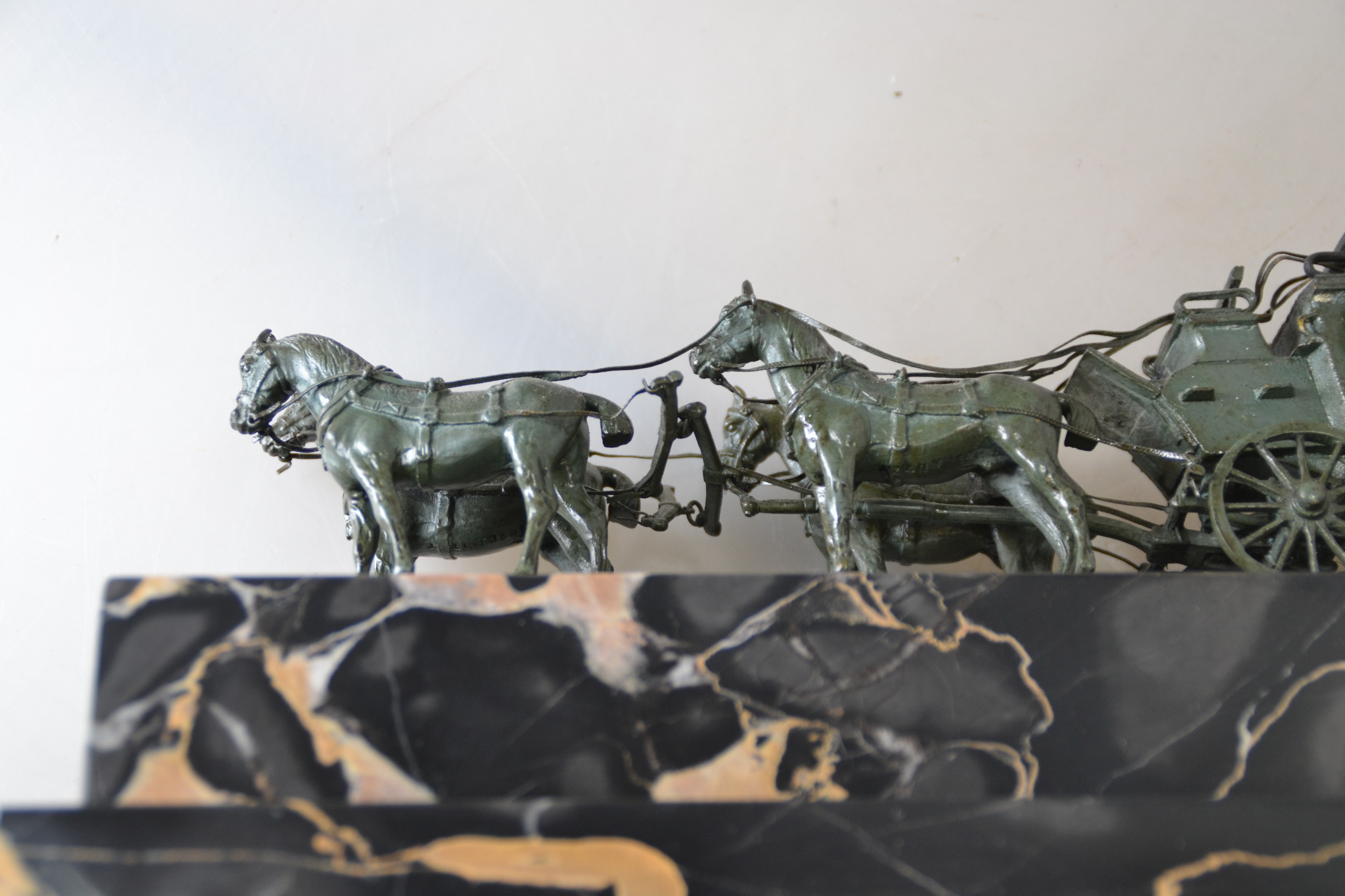 Detail e: Vierspänner/Kutsche, Wiener Bronze, wohl Bergmann, Kutsche, bez. geschützt und num. 4472 und Austria, patiniert, auf rechteckigem Marmorsockel, ca. ...