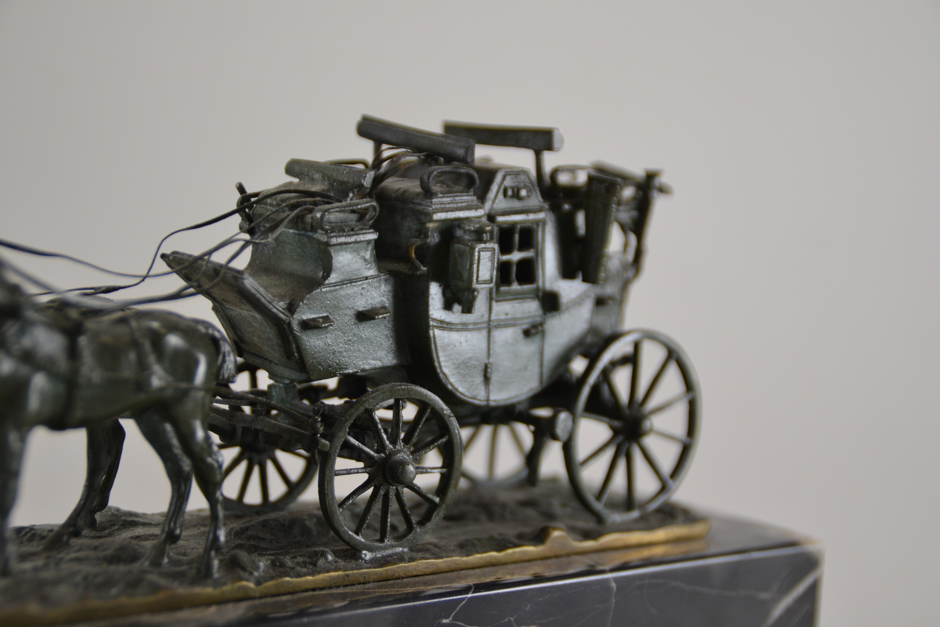 Detail g: Vierspänner/Kutsche, Wiener Bronze, wohl Bergmann, Kutsche, bez. geschützt und num. 4472 und Austria, patiniert, auf rechteckigem Marmorsockel, ca. ...