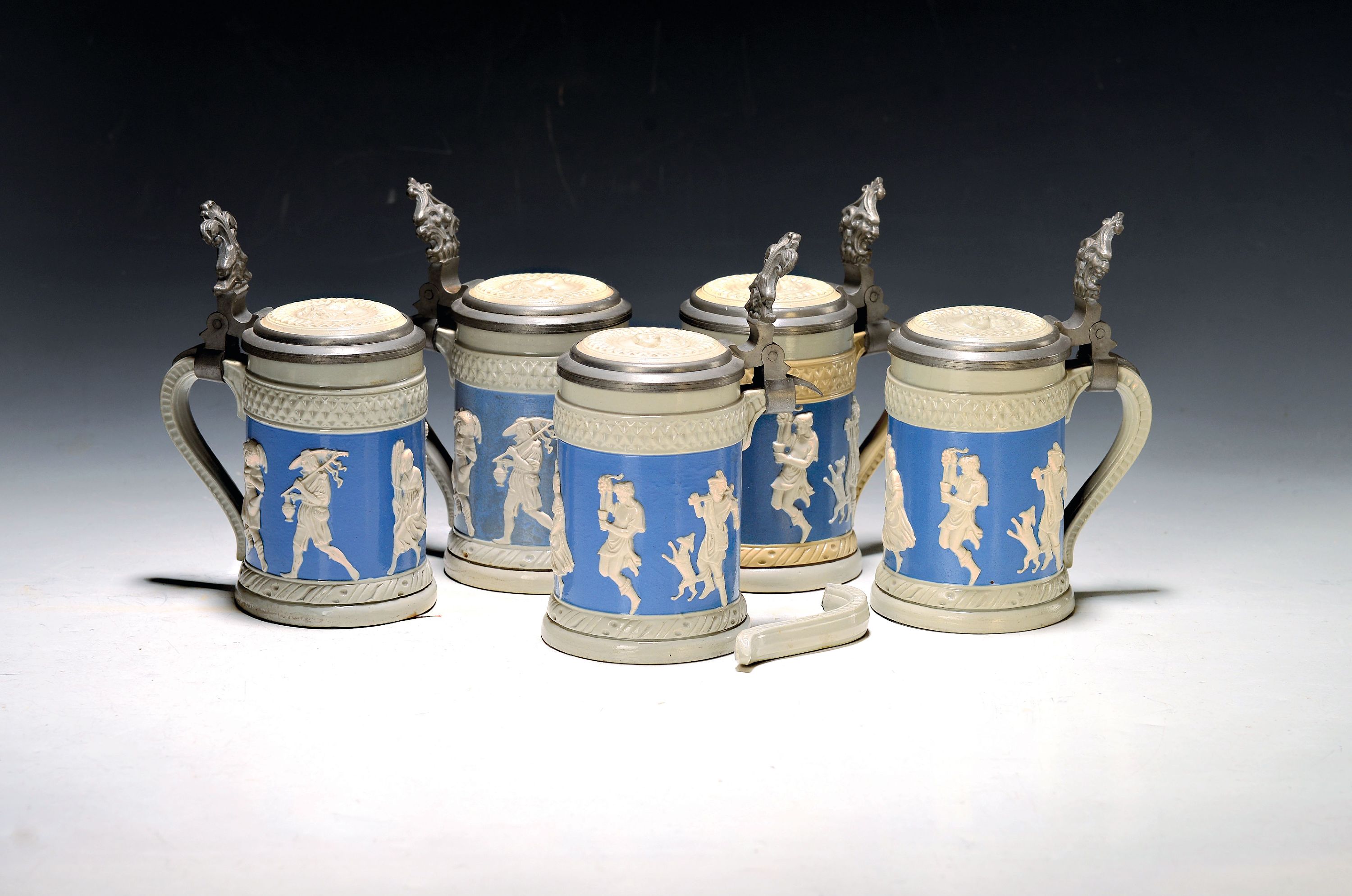 Image 27070554 - 5 Mettlach-Krüge, Villeroy & Boch, Anfang 20. Jh., Feinsteinzeug, num. 171, ...