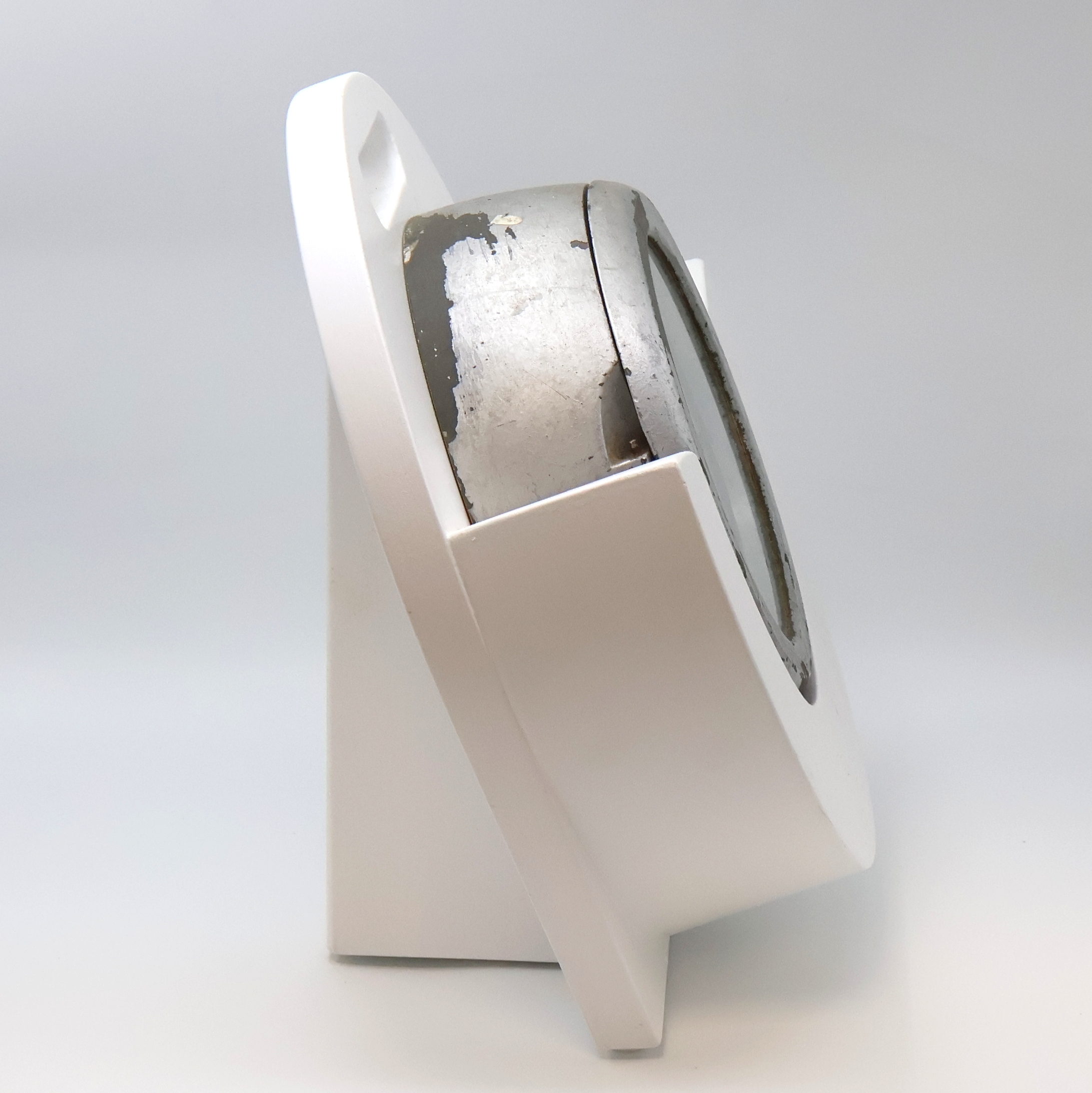Detail a: GLASHÜTTE Schiffswanduhr Güteklasse 1, Deutschland um 1965, grau lackiertes Metallgeh., D. ca. 22 cm, weißes Kontrastzifferbl. mit Zentralsek. ...