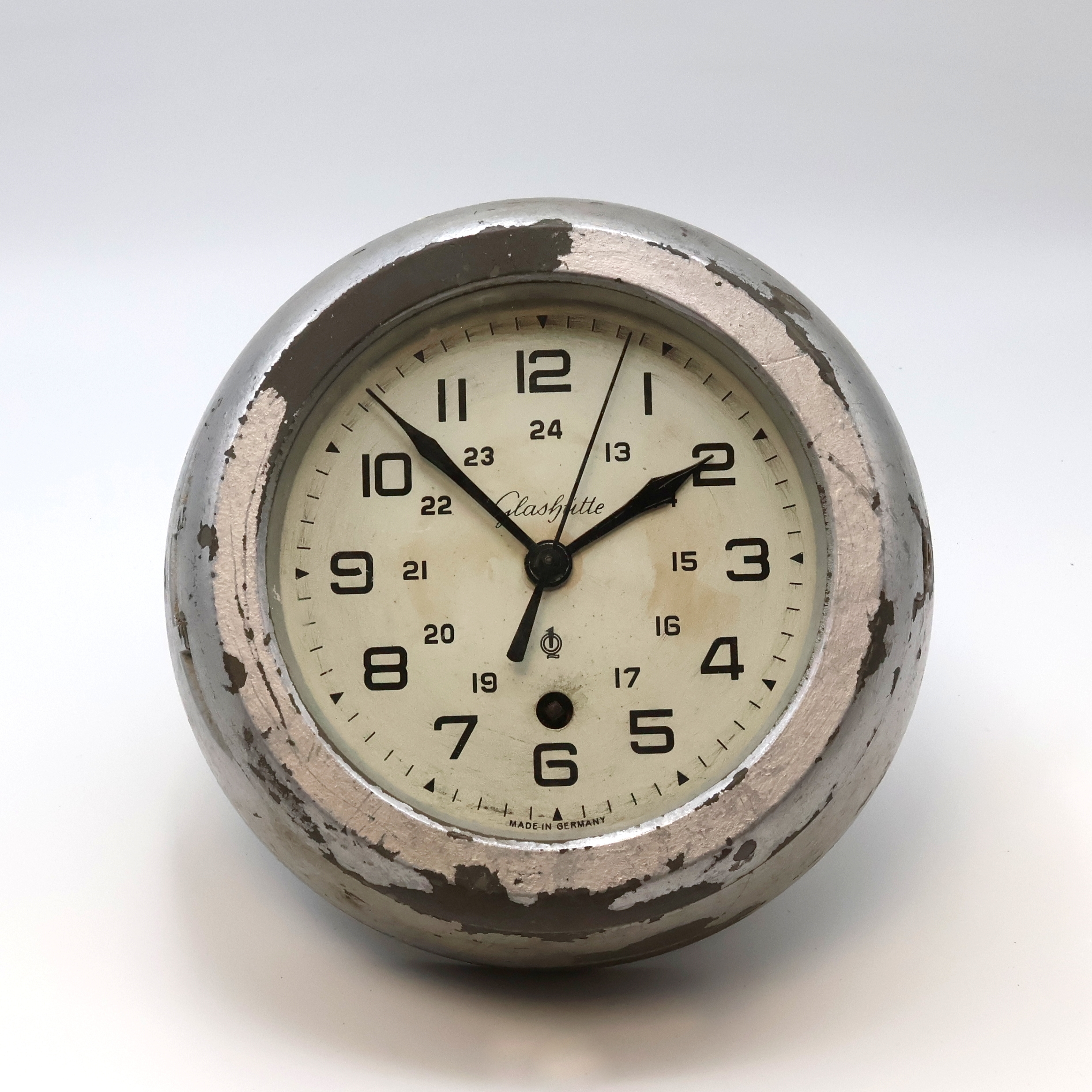 Detail b: GLASHÜTTE Schiffswanduhr Güteklasse 1, Deutschland um 1965, grau lackiertes Metallgeh., D. ca. 22 cm, weißes Kontrastzifferbl. mit Zentralsek. ...