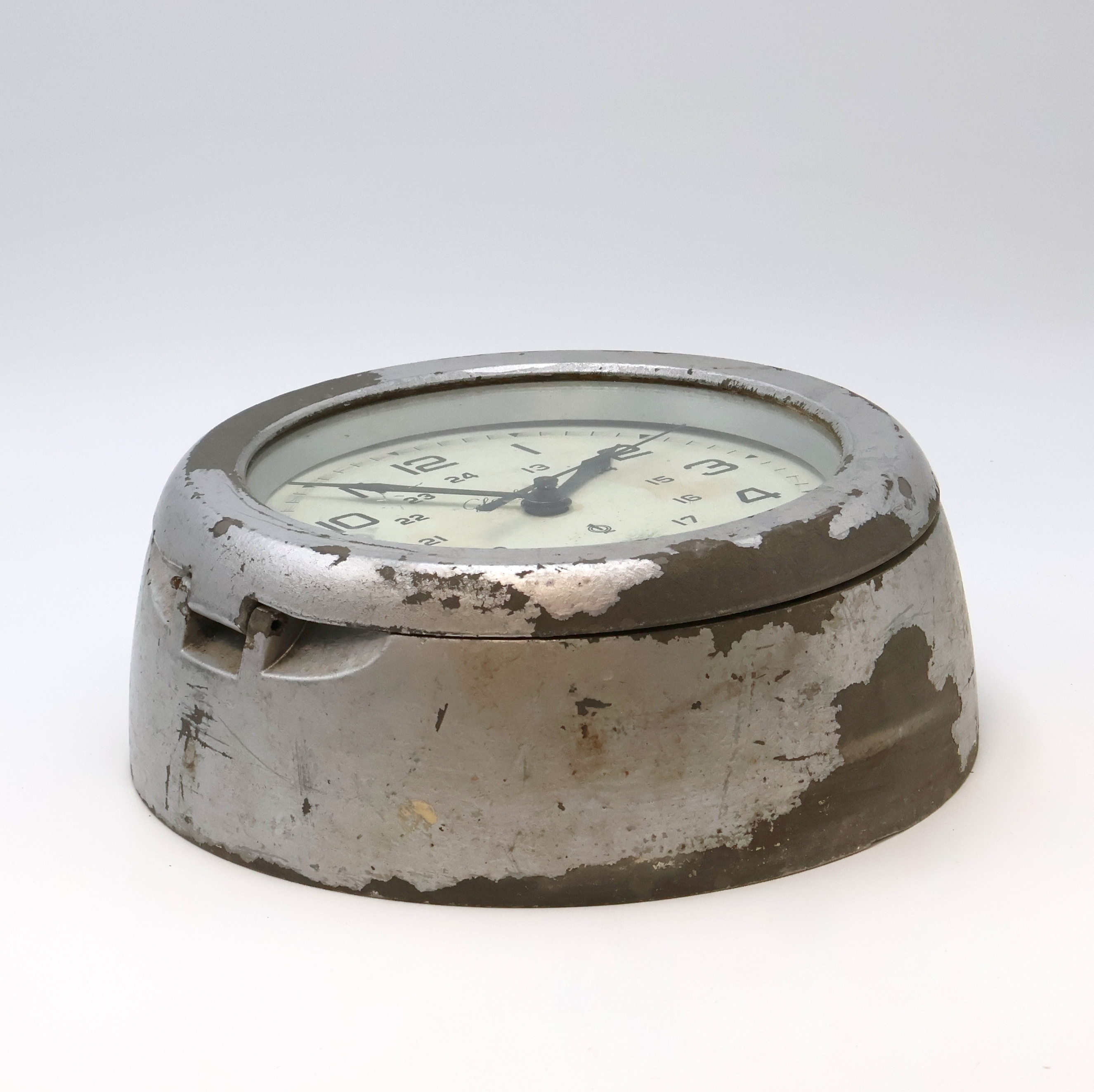 Detail c: GLASHÜTTE Schiffswanduhr Güteklasse 1, Deutschland um 1965, grau lackiertes Metallgeh., D. ca. 22 cm, weißes Kontrastzifferbl. mit Zentralsek. ...