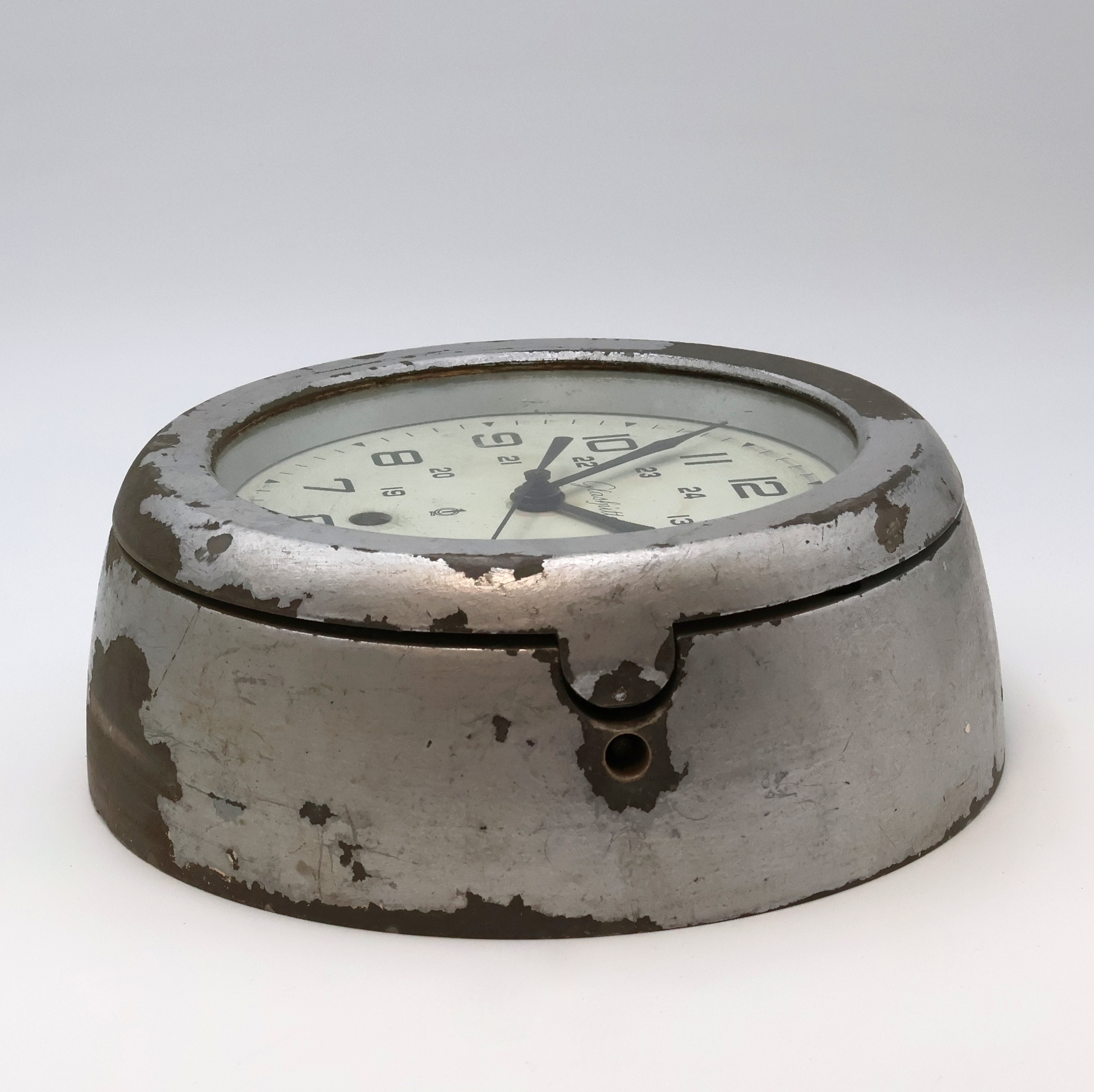 Detail d: GLASHÜTTE Schiffswanduhr Güteklasse 1, Deutschland um 1965, grau lackiertes Metallgeh., D. ca. 22 cm, weißes Kontrastzifferbl. mit Zentralsek. ...