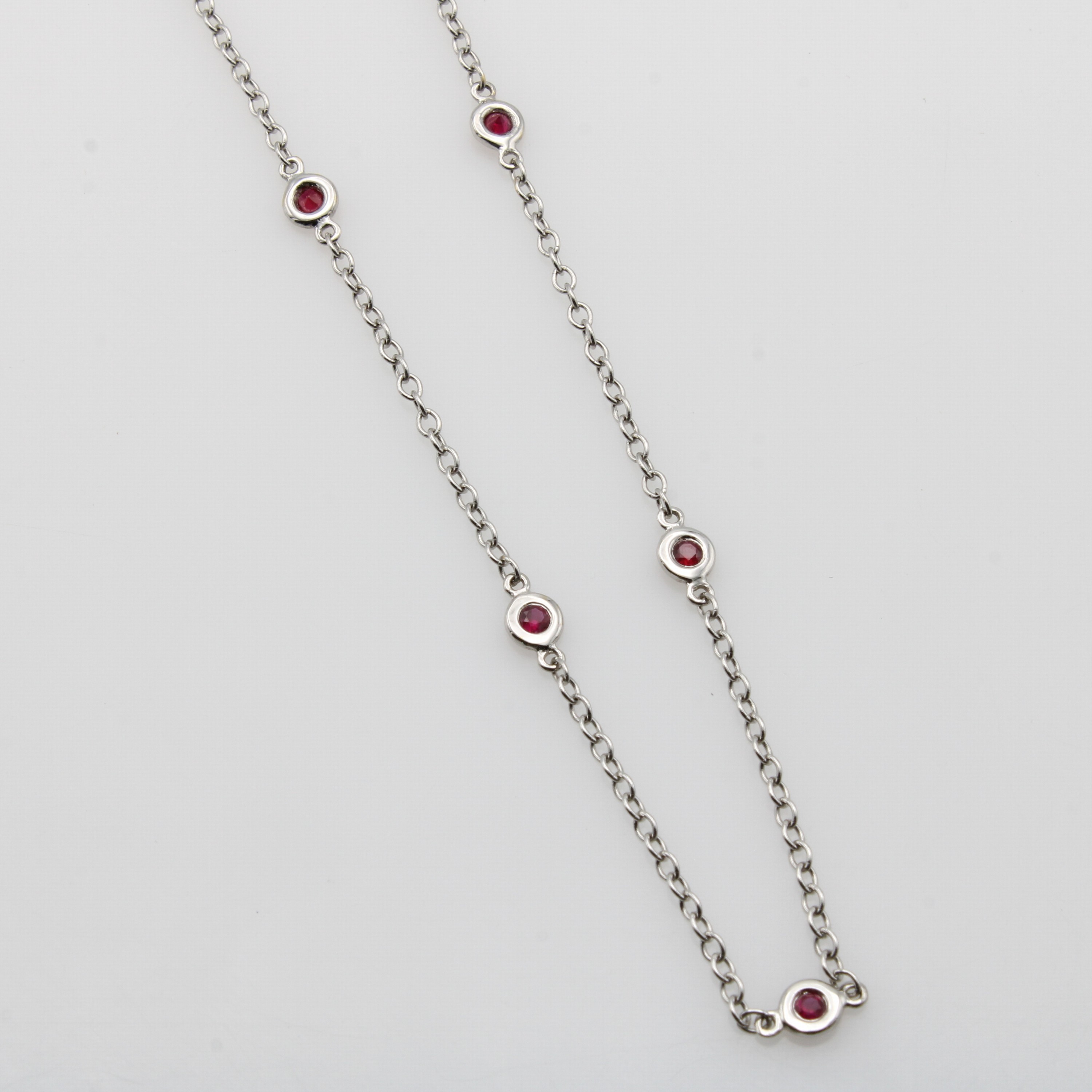 Image 27070568 - Collier mit Rubinen, WG 750/000, 10 fac. Rubine zus. ca. 0.45 ct, in L. ca. 40.5 u. 43 ...
