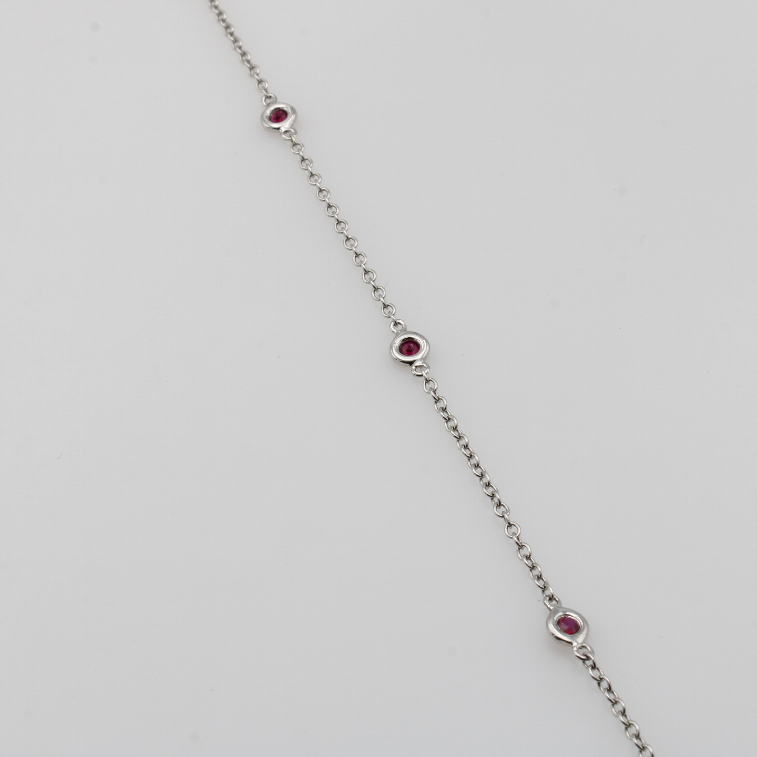 Image 27070569 - Armband mit Rubinen, WG 750/000, 5 fac. Rubine zus. ca. 0.23 ct, in L. ca. 17.5 u. 18.5 ...