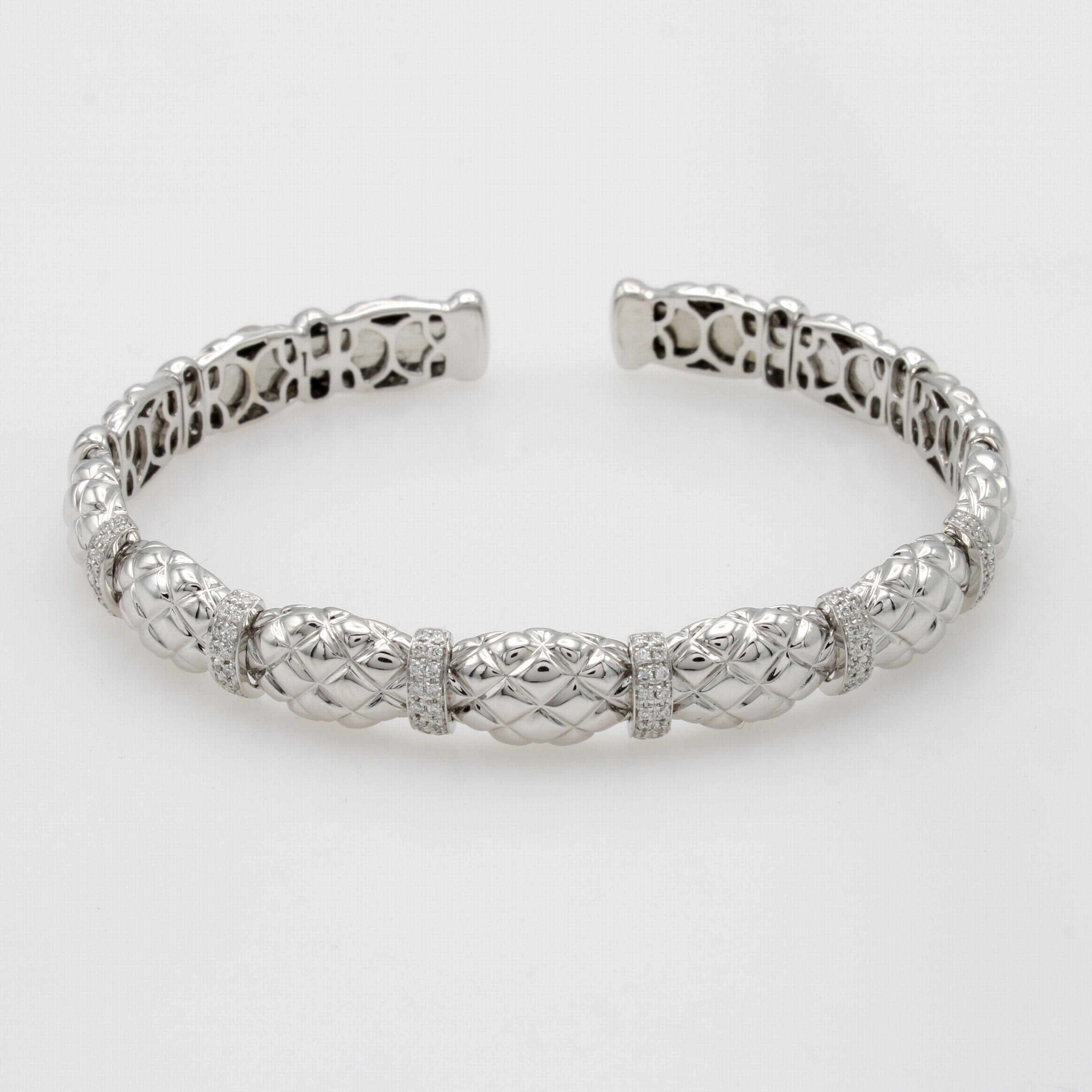 Image 27070571 - Armspange mit Brillanten, WG 750/000, gemusterte Oberfläche, 96 Brill. zus. ca. 0.34ct ...