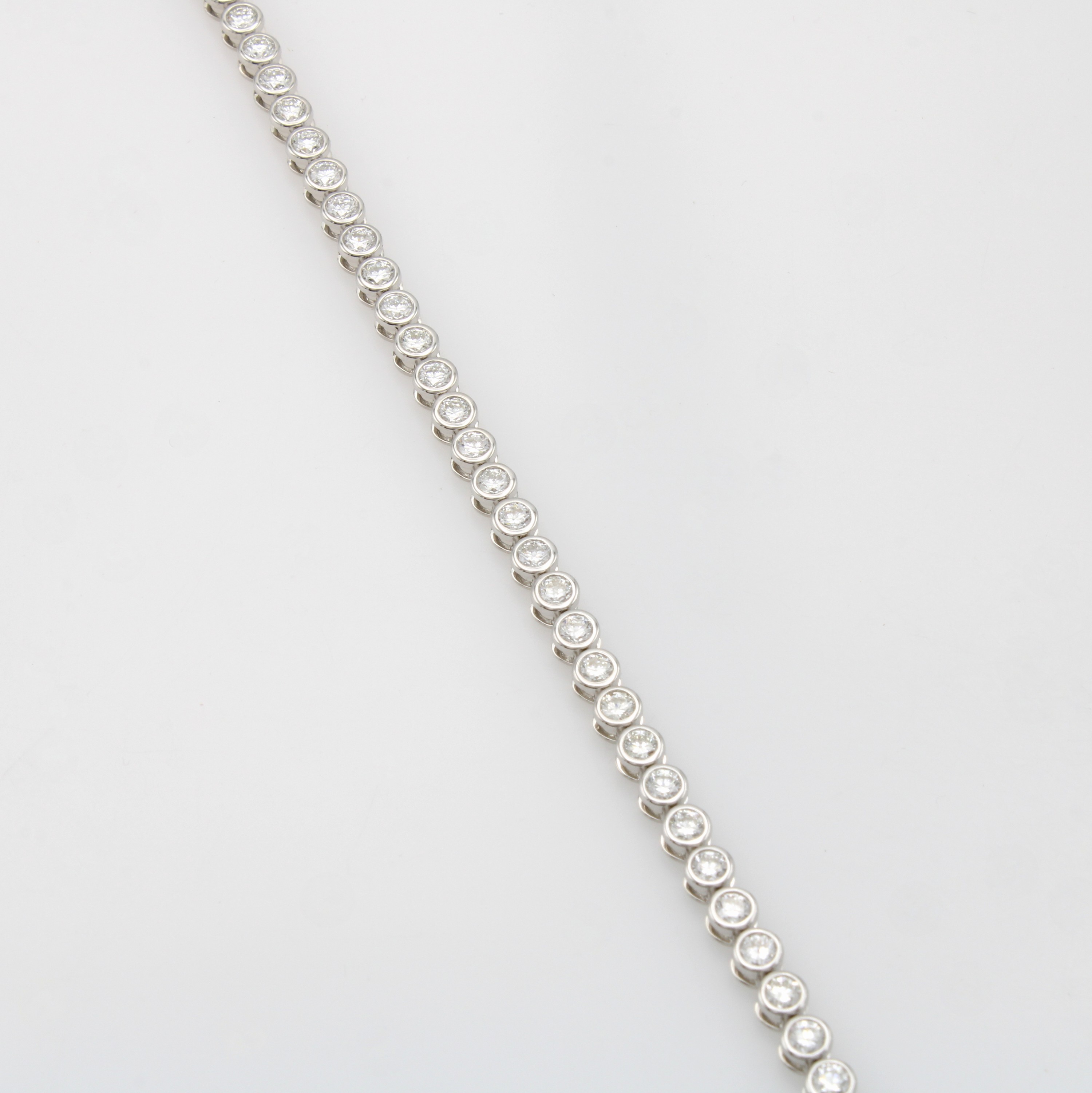 Image 27070572 - Tennisarmband mit Brillanten, WG 750/000, 46 Brill. in Zargenfassungen zus. ca. 4.11 ct ...