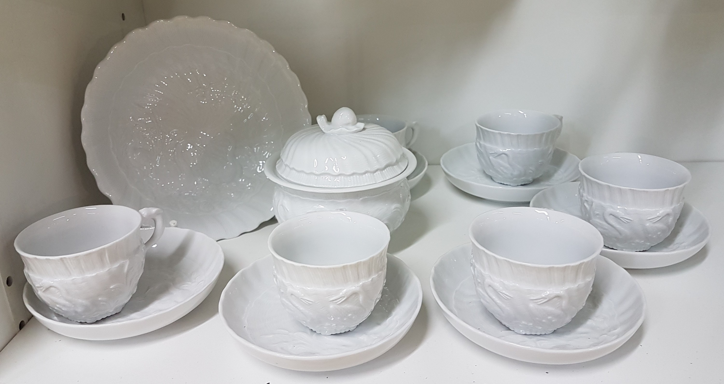 Detail a: Mokkaservice, Meissen, aus dem Schwanenservice, weiß, 6 Mokkatassen mit Untertassen, Zuckerdose, Schälchen