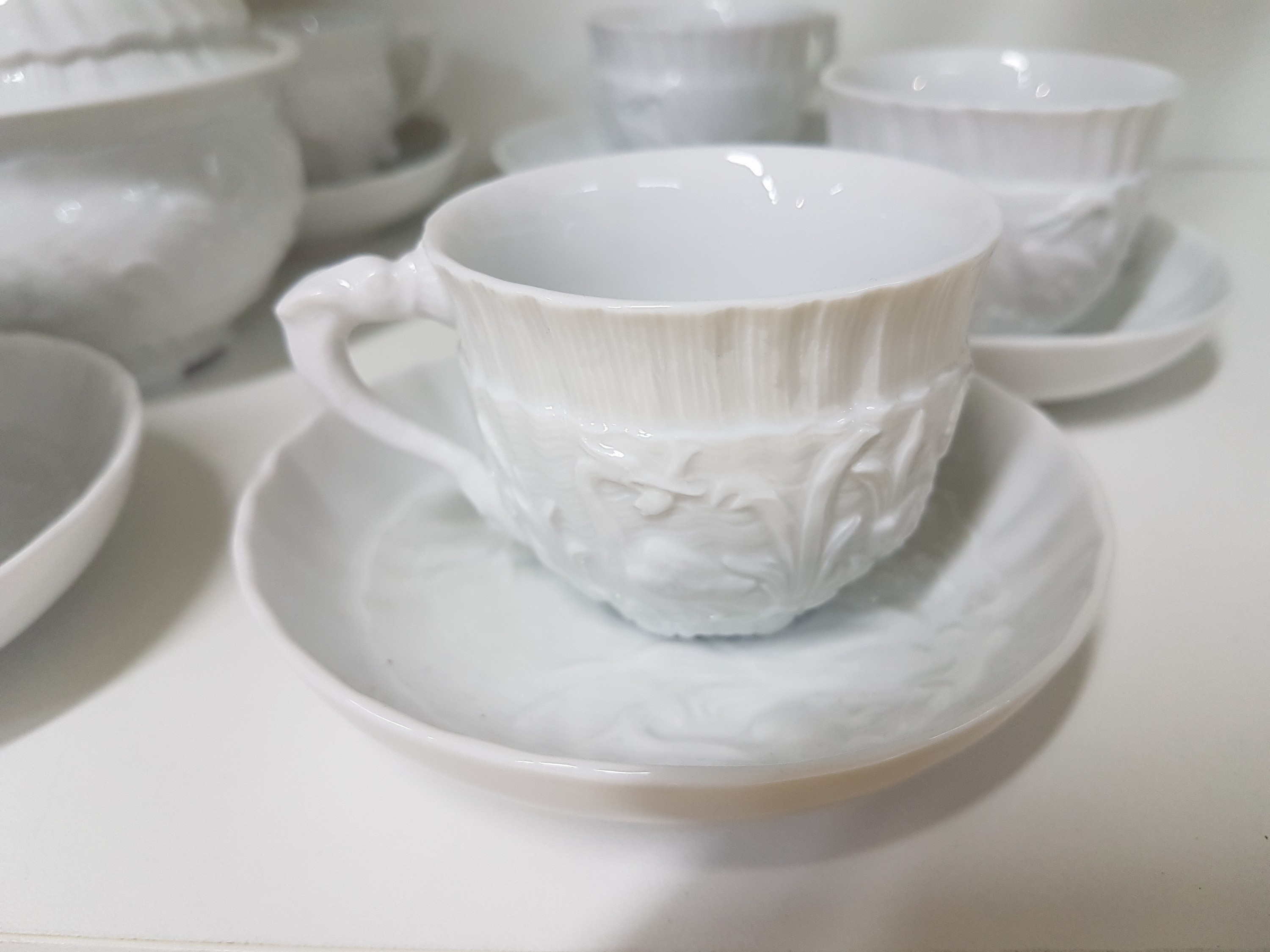 Detail b: Mokkaservice, Meissen, aus dem Schwanenservice, weiß, 6 Mokkatassen mit Untertassen, Zuckerdose, Schälchen
