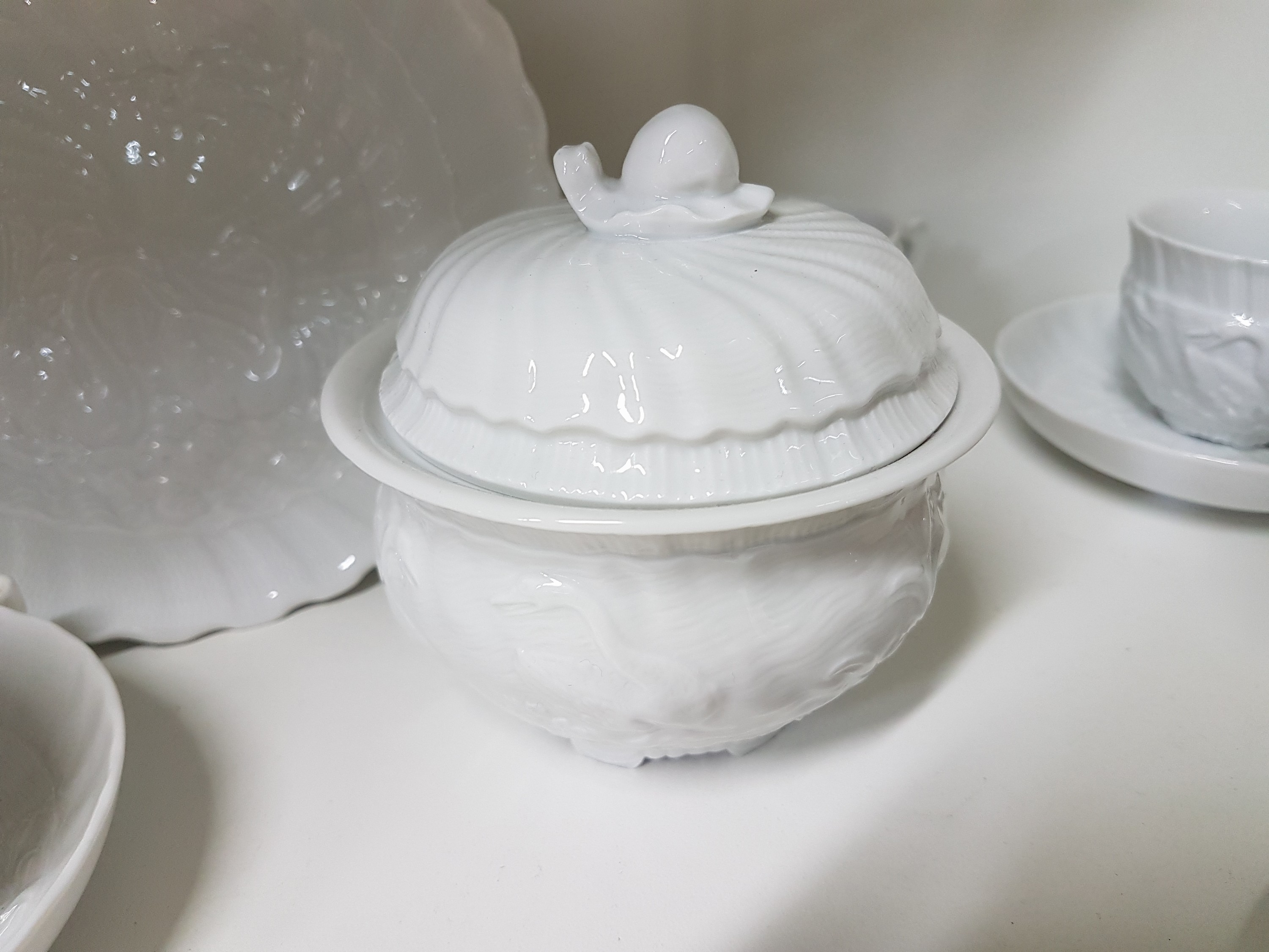 Detail c: Mokkaservice, Meissen, aus dem Schwanenservice, weiß, 6 Mokkatassen mit Untertassen, Zuckerdose, Schälchen
