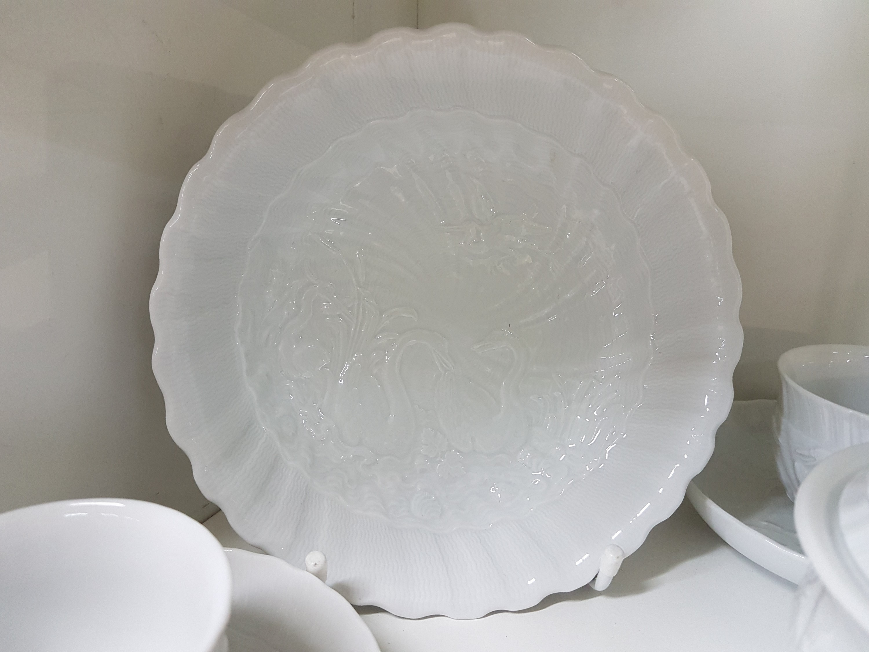 Detail d: Mokkaservice, Meissen, aus dem Schwanenservice, weiß, 6 Mokkatassen mit Untertassen, Zuckerdose, Schälchen