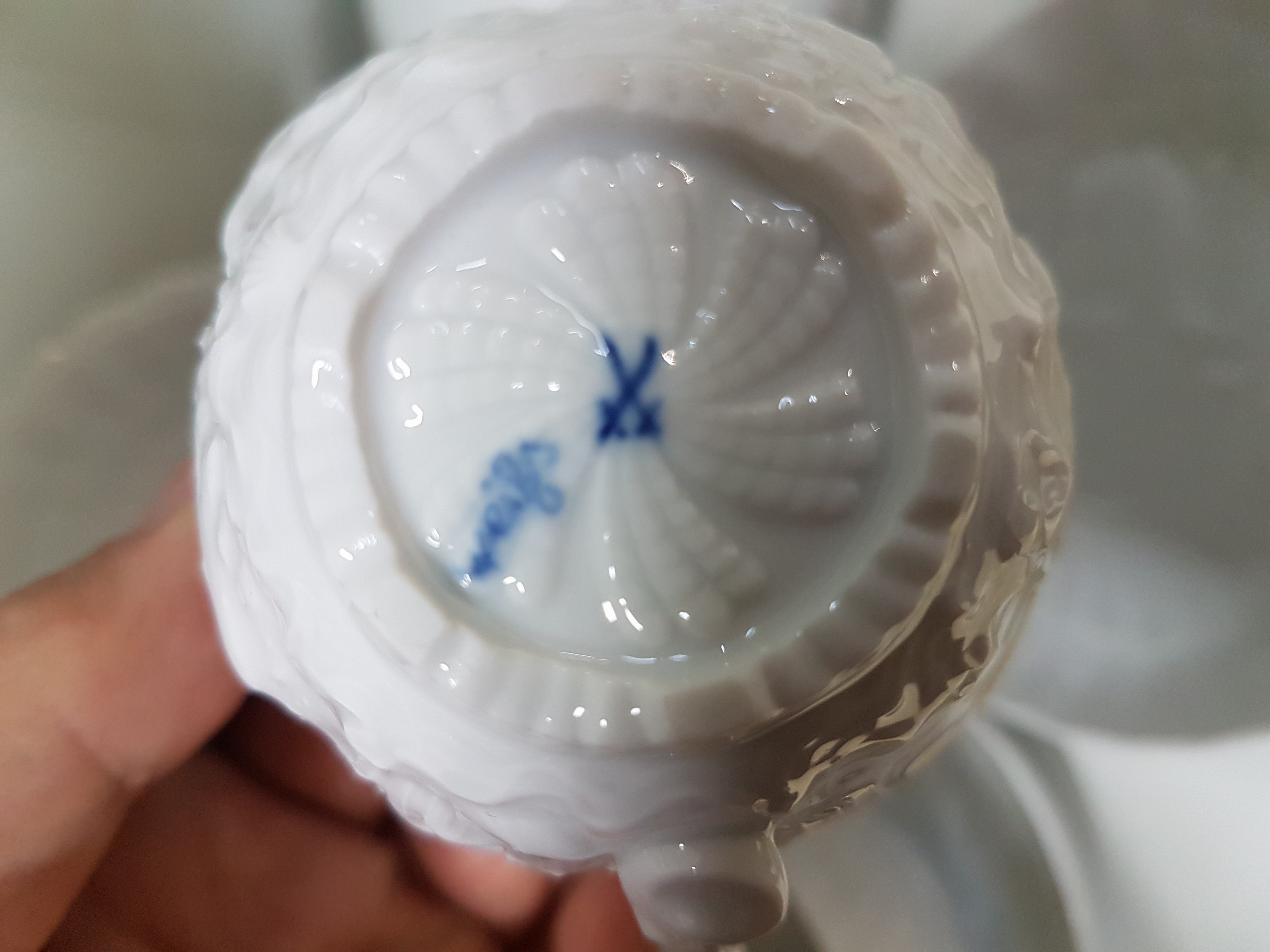 Detail e: Mokkaservice, Meissen, aus dem Schwanenservice, weiß, 6 Mokkatassen mit Untertassen, Zuckerdose, Schälchen