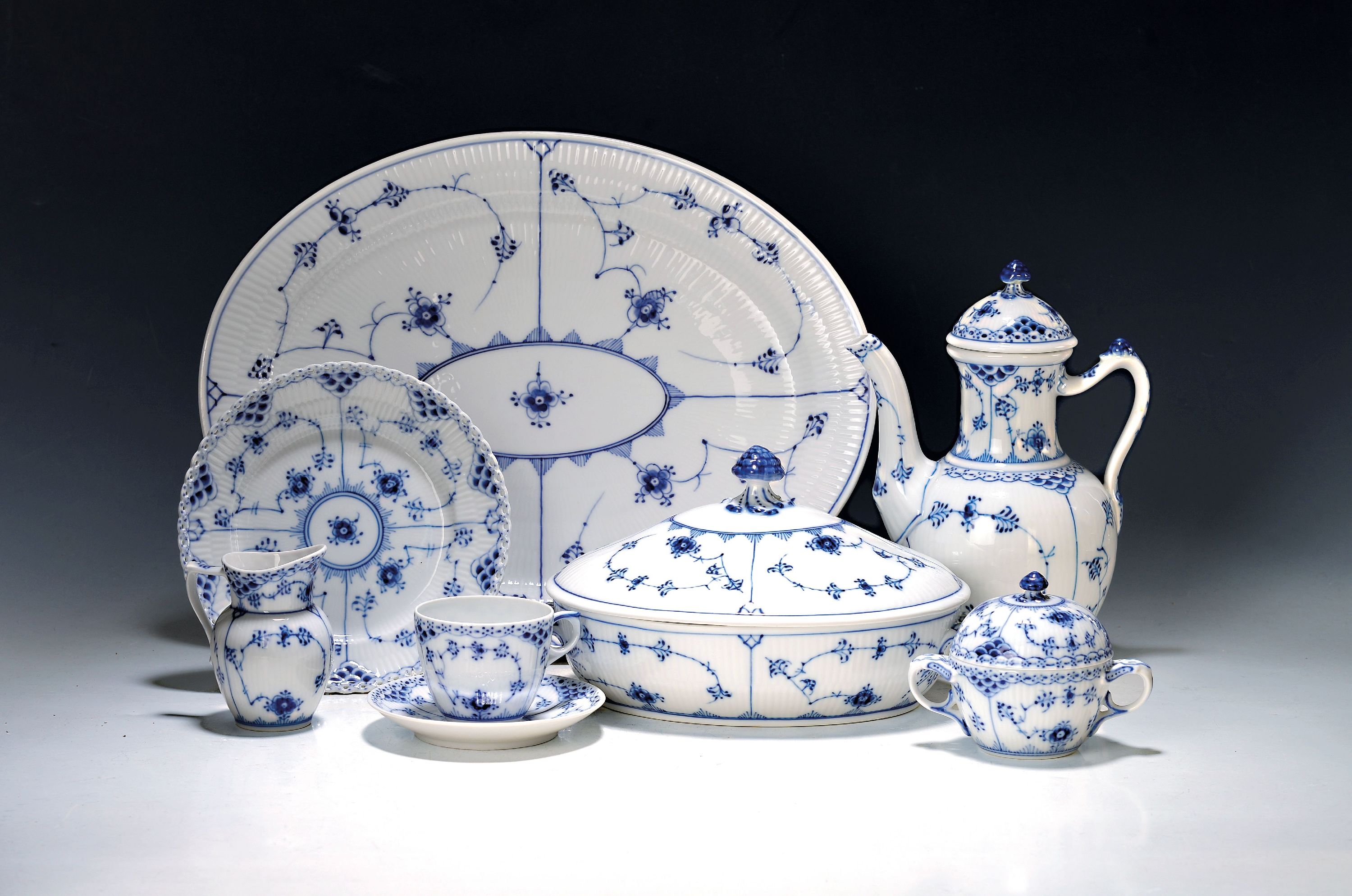 Image 27070588 - Service, Royal Copenhagen, Musselmalet, mostly half lace: coffee pot, sugar bowl, cream ...