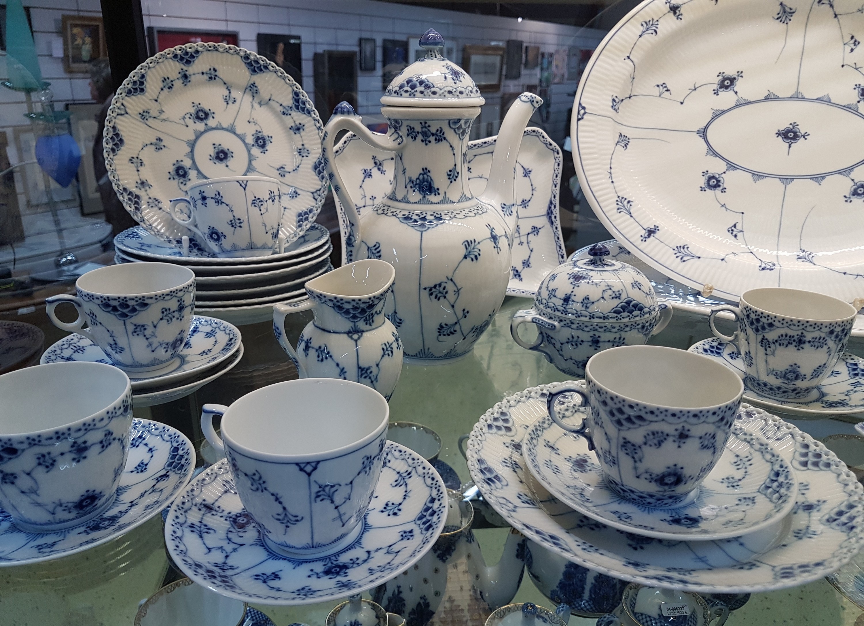 Detail a: Service, Royal Copenhagen, Musselmalet, meist Halbspitze: Kaffeekanne, Zuckerdose, Sahnegießer, 4 Tassen mit 6 Untertassen, rechteckiges Tablett, 8 ...