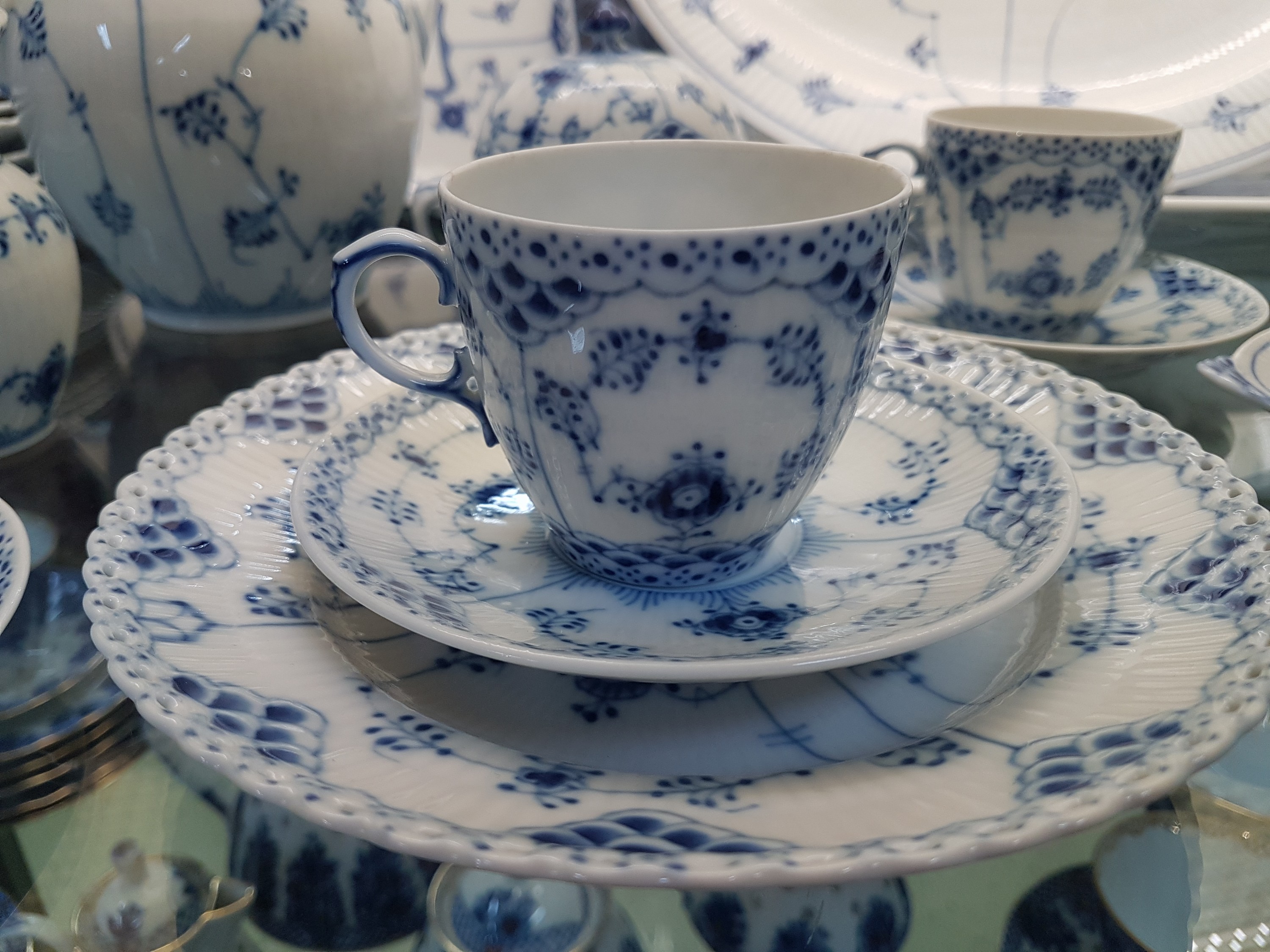 Detail b: Service, Royal Copenhagen, Musselmalet, meist Halbspitze: Kaffeekanne, Zuckerdose, Sahnegießer, 4 Tassen mit 6 Untertassen, rechteckiges Tablett, 8 ...