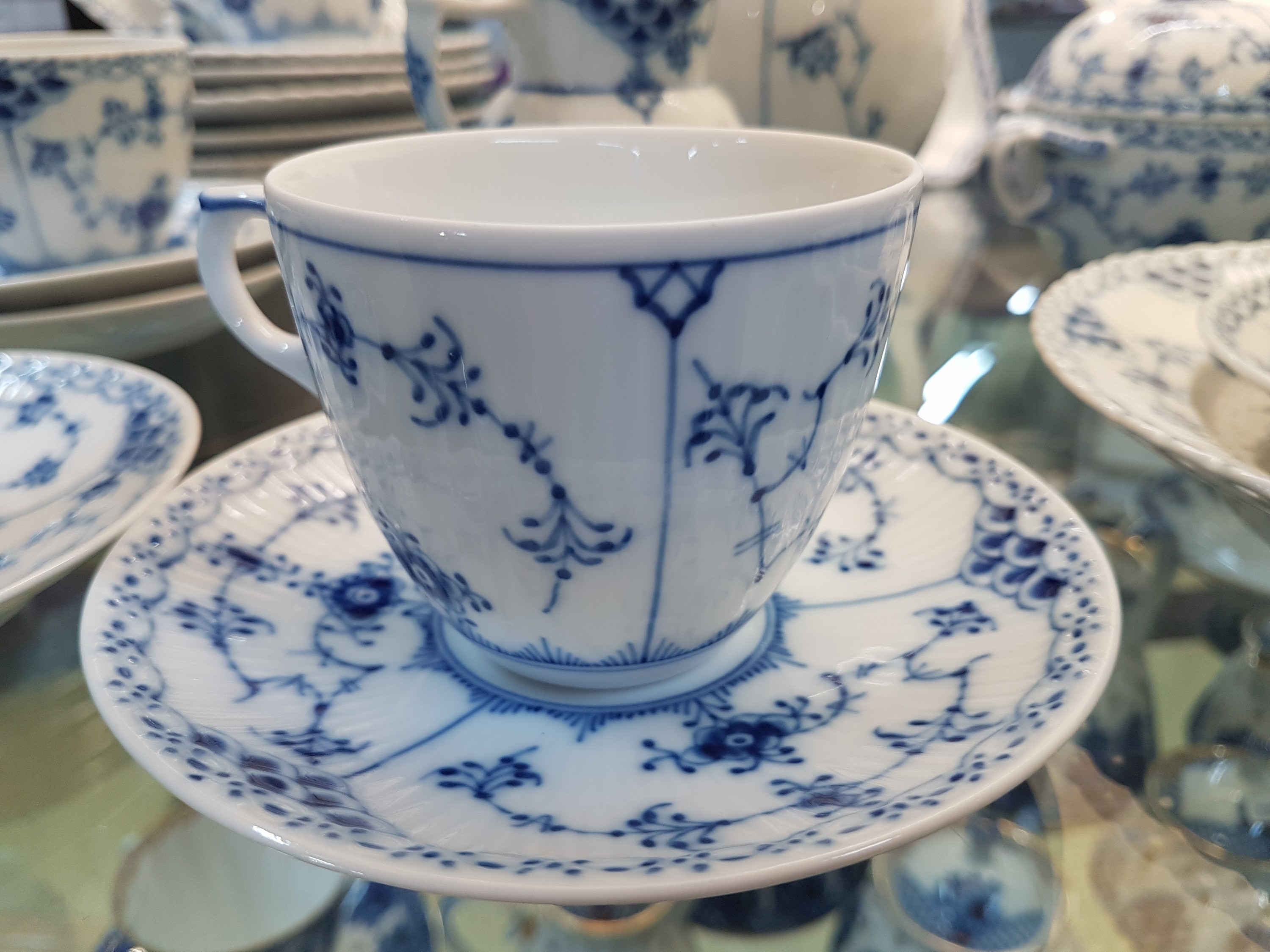 Detail c: Service, Royal Copenhagen, Musselmalet, meist Halbspitze: Kaffeekanne, Zuckerdose, Sahnegießer, 4 Tassen mit 6 Untertassen, rechteckiges Tablett, 8 ...
